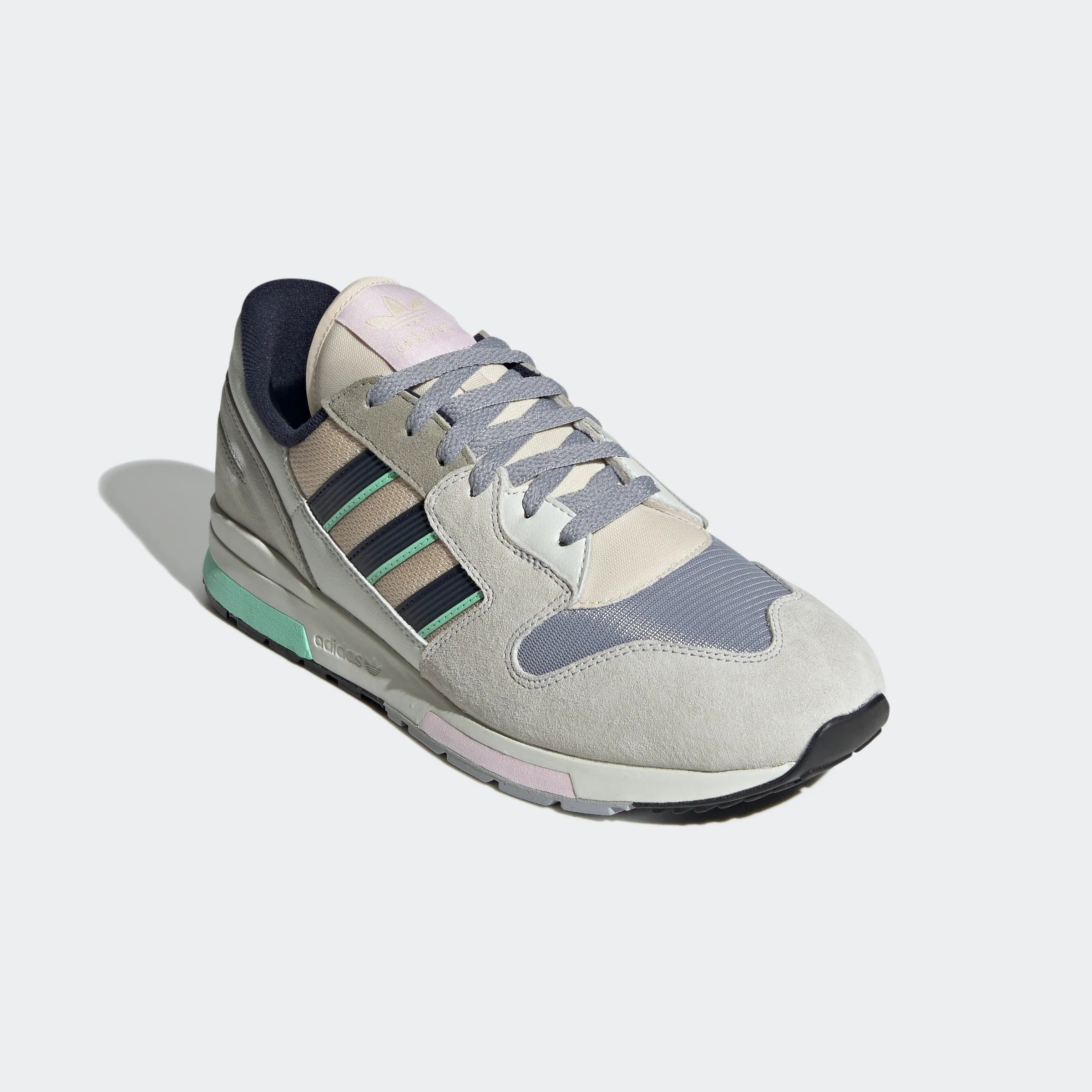 “Adidas ZX 420 – Ecru Tint / Crystal White / Almost Pink. Grauer Sneaker aus Wildleder und Mesh, mit rosa/grün/blau Akzenten, dreilagiger EVA-Zwischensohle und gummiertem Profil."