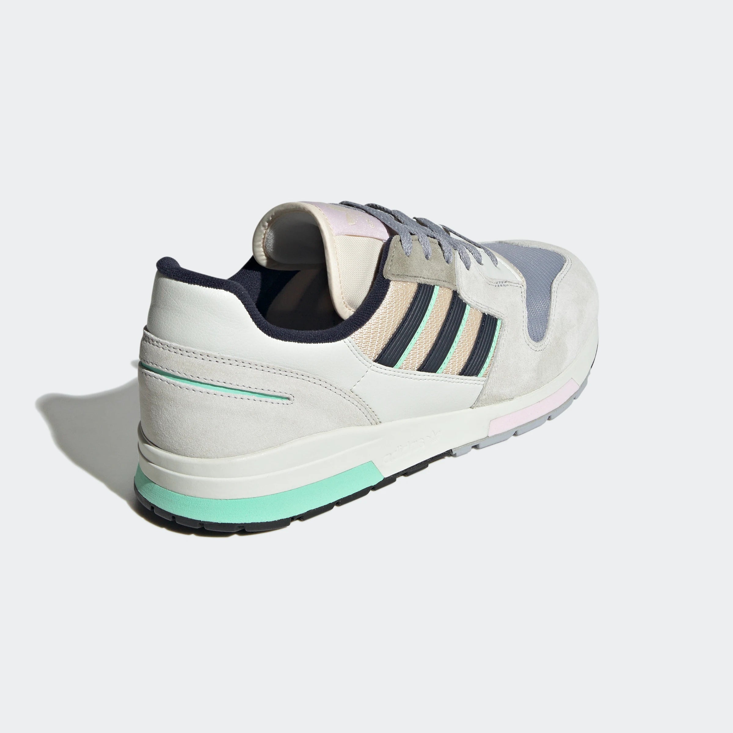 “Adidas ZX 420 – Ecru Tint / Crystal White / Almost Pink. Grauer Sneaker aus Wildleder und Mesh, mit rosa/grün/blau Akzenten, dreilagiger EVA-Zwischensohle und gummiertem Profil."