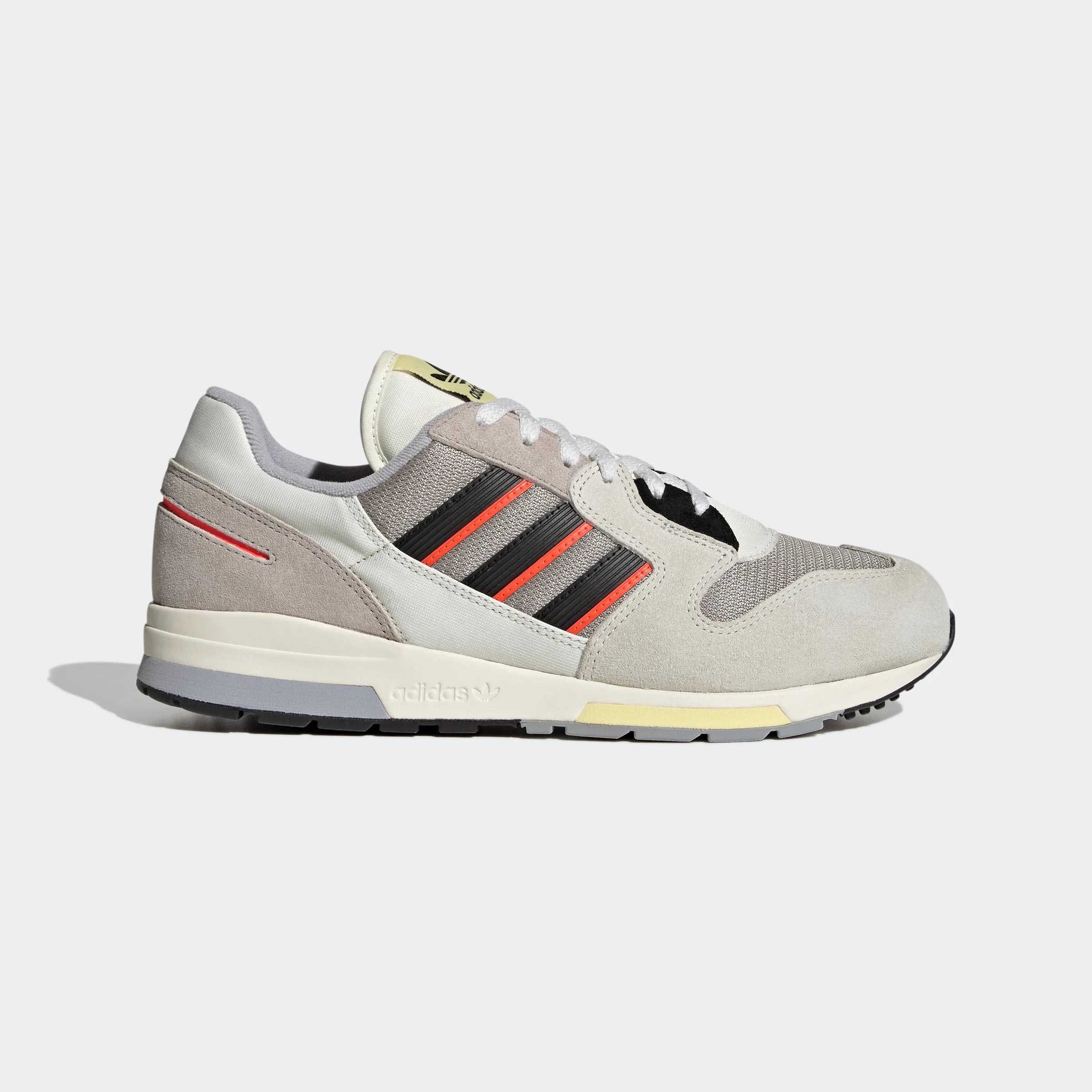 Graue Adidas ZX 420 Sneaker mit metallgrauen, orangenen und schwarzen Akzenten. Retro-Laufschuhdesign mit Wildleder- und Mesh-Details, sichtbare Dämpfungselemente in der Sohle."