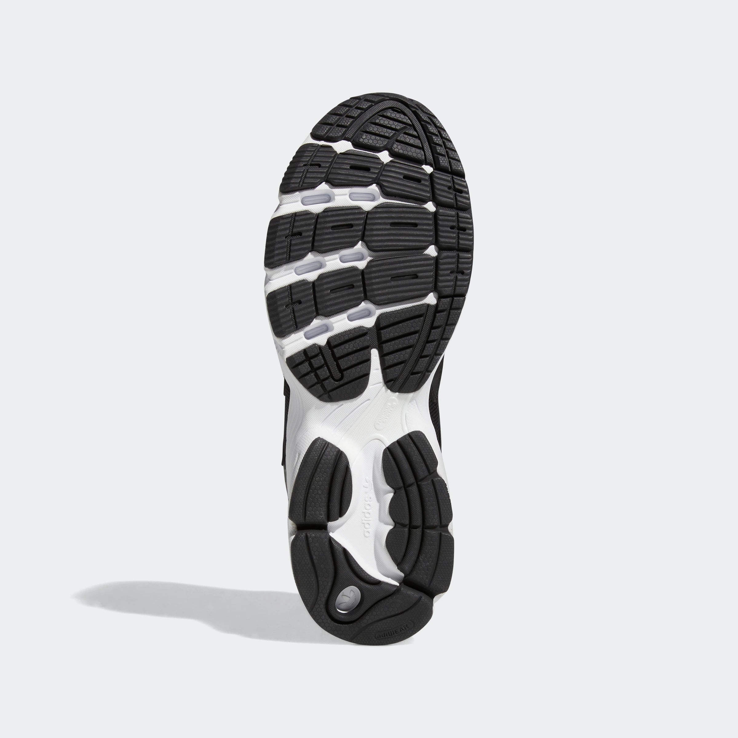 “Schwarzer Adidas Astir W Sneaker mit weißen Akzenten. Damenschuh aus atmungsaktivem Mesh und Synthetik mit übergroßen Ösen, leichter EVA-Zwischensohle und auffälliger Außensohle.“