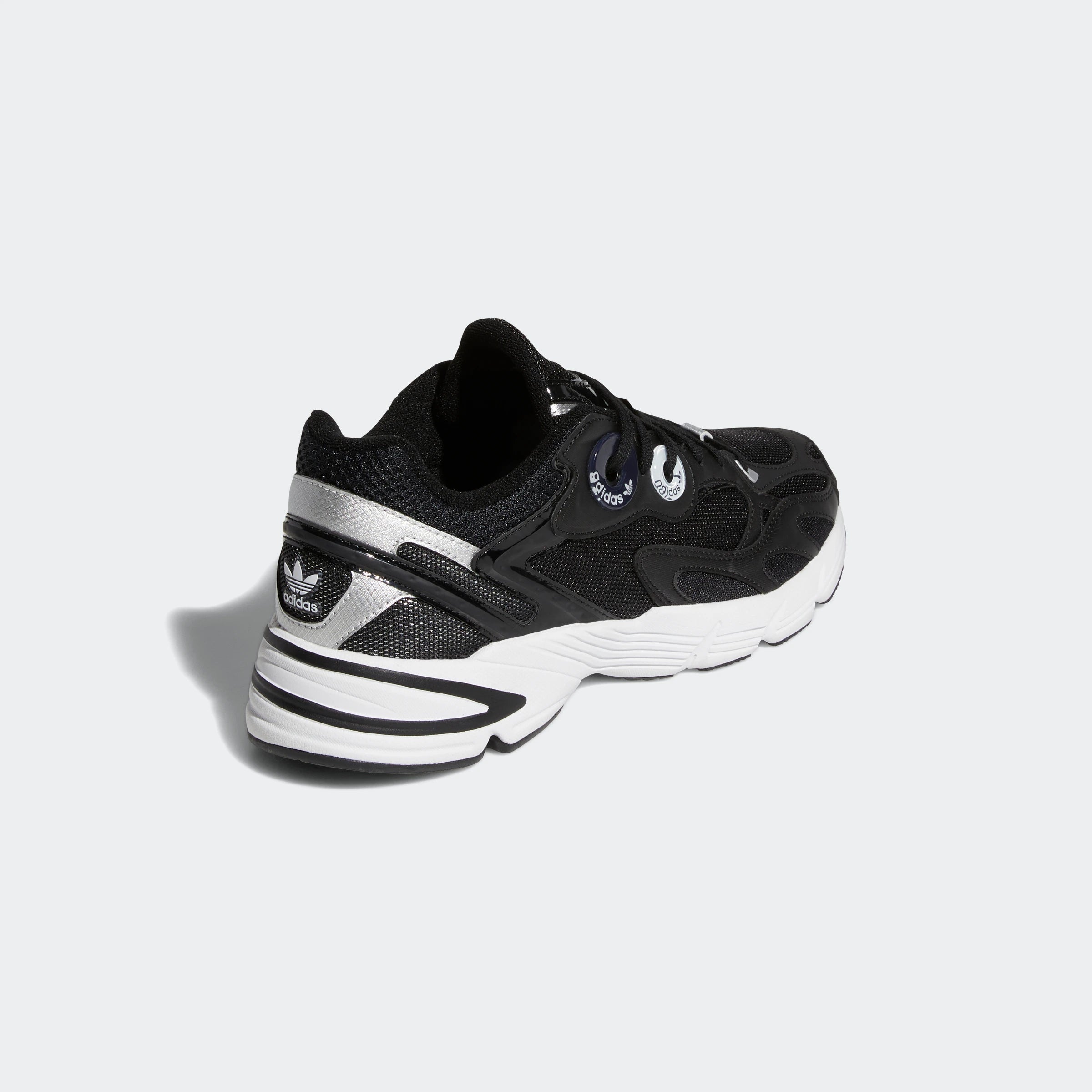 “Schwarzer Adidas Astir W Sneaker mit weißen Akzenten. Damenschuh aus atmungsaktivem Mesh und Synthetik mit übergroßen Ösen, leichter EVA-Zwischensohle und auffälliger Außensohle.“