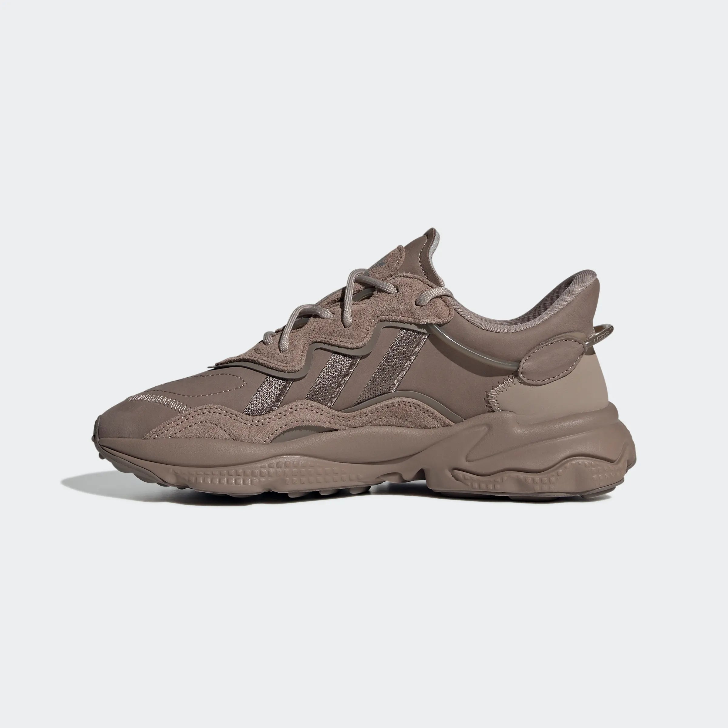"Adidas Ozweego W Chalk Brown GY6813: Stylischer Sneaker mit Retro-Design, bequemer Dämpfung und modernem Look."