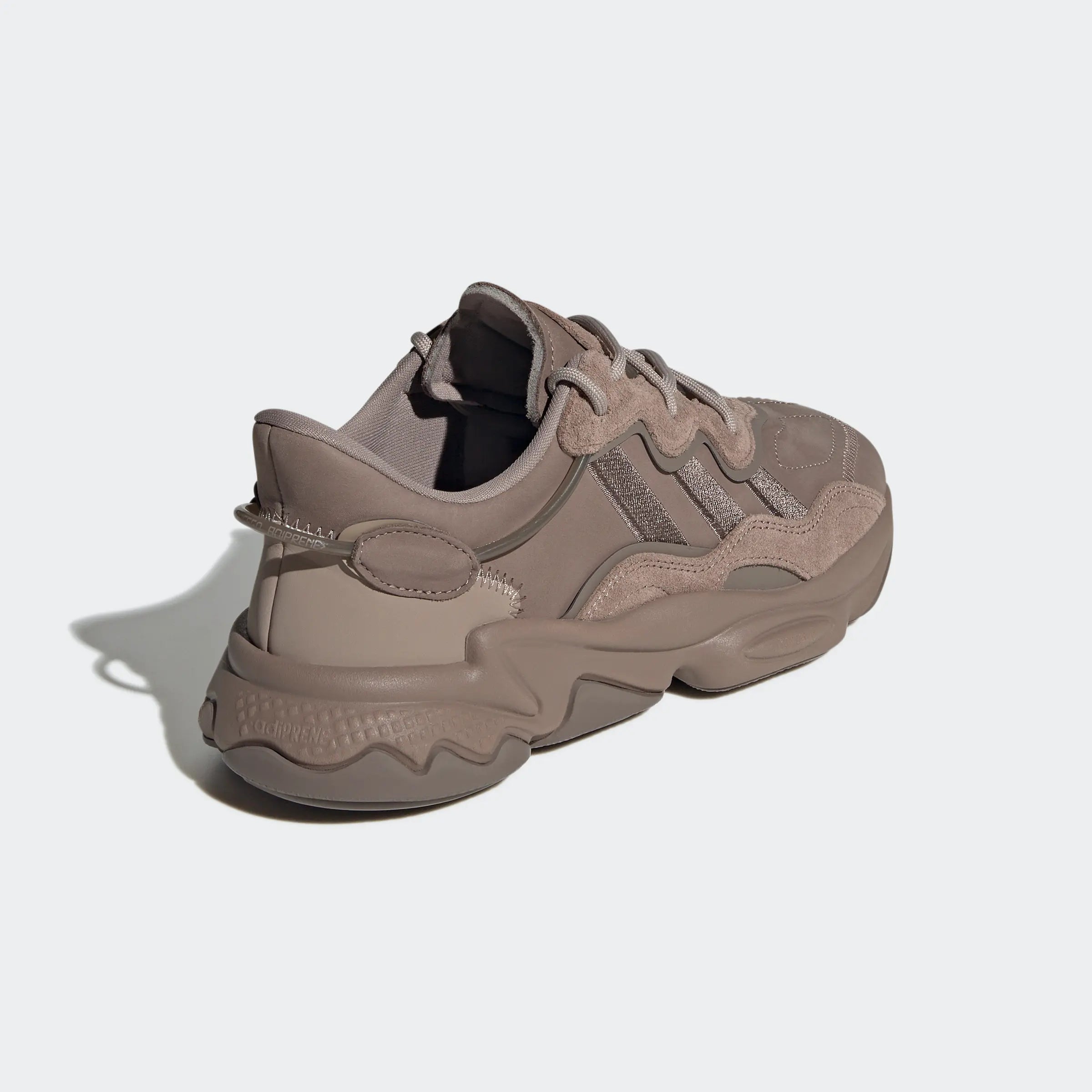 "Adidas Ozweego W Chalk Brown GY6813: Stylischer Sneaker mit Retro-Design, bequemer Dämpfung und modernem Look."