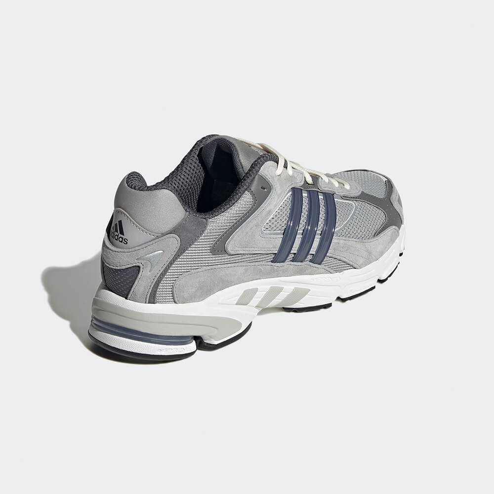 “Adidas Response CL in Grau. Laufschuh im 2000er-Stil, mit Mesh-Obermaterial, Wildleder-Overlays und beiger Gummisohle.“
