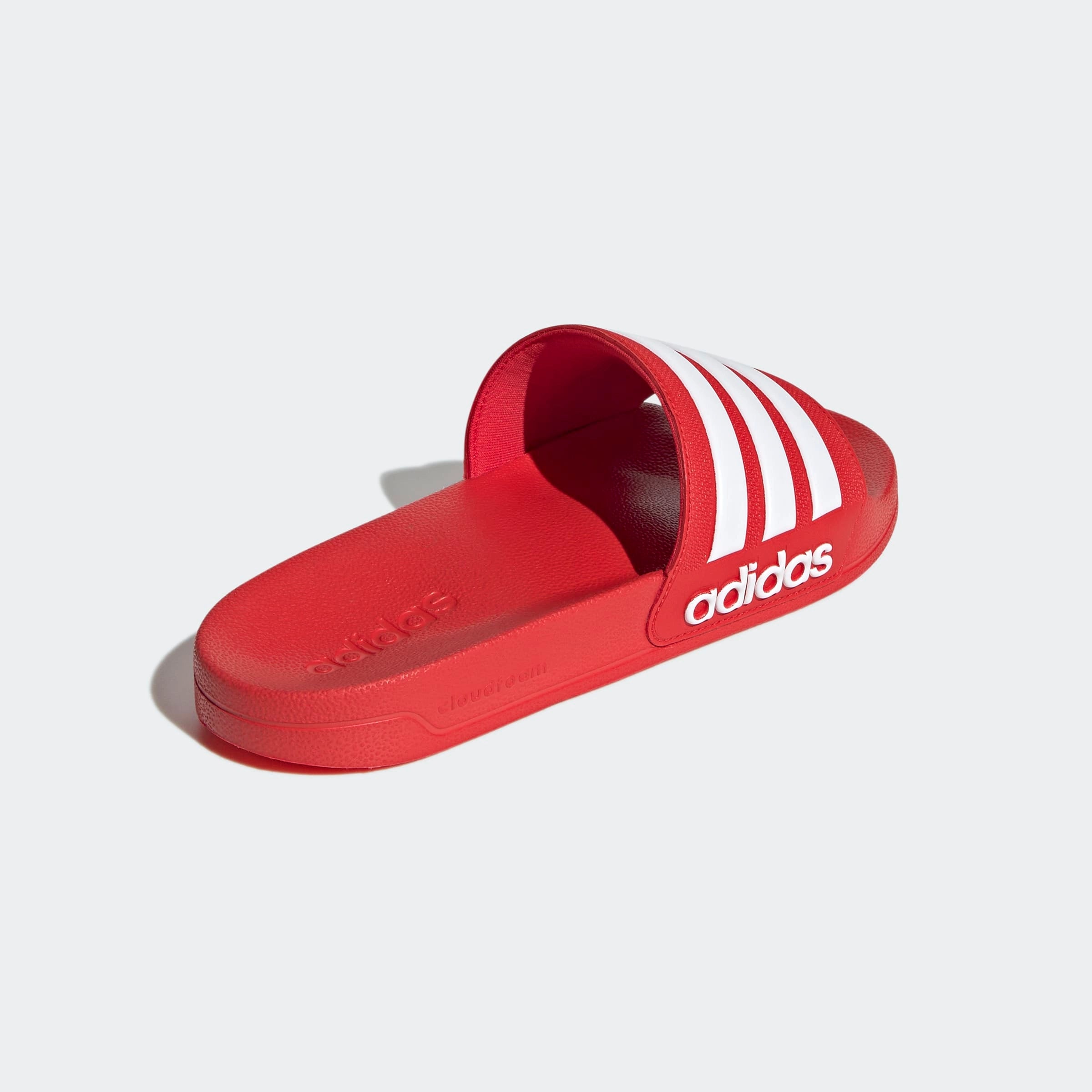 Rot-weiße adidas Adilette Shower Badeschlappen mit 3-Streifen Seitenansicht bei STICKABUSH Berlin.