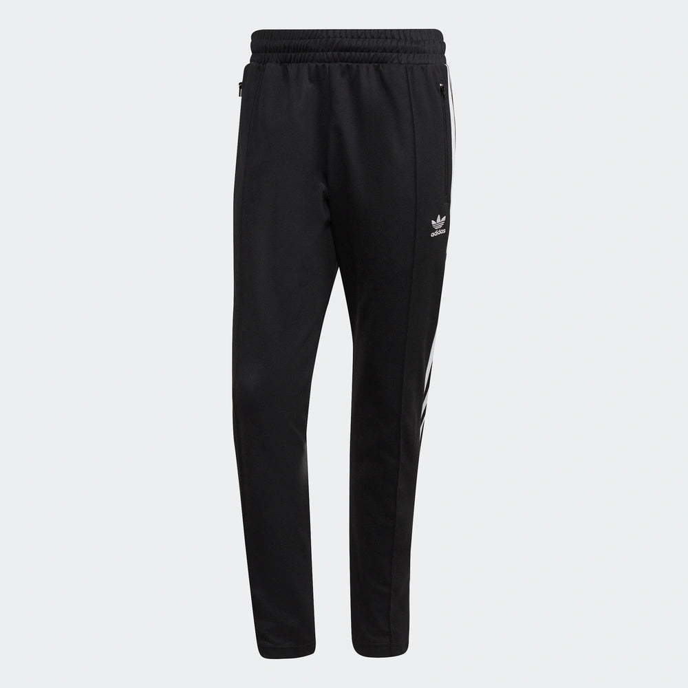 "Adidas Classics Beckenbauer Track Pants, Black, glattes Trikotmaterial (vermutlich Polyester), klassische Trainingshose mit drei weißen Streifen und Reißverschlusstaschen."