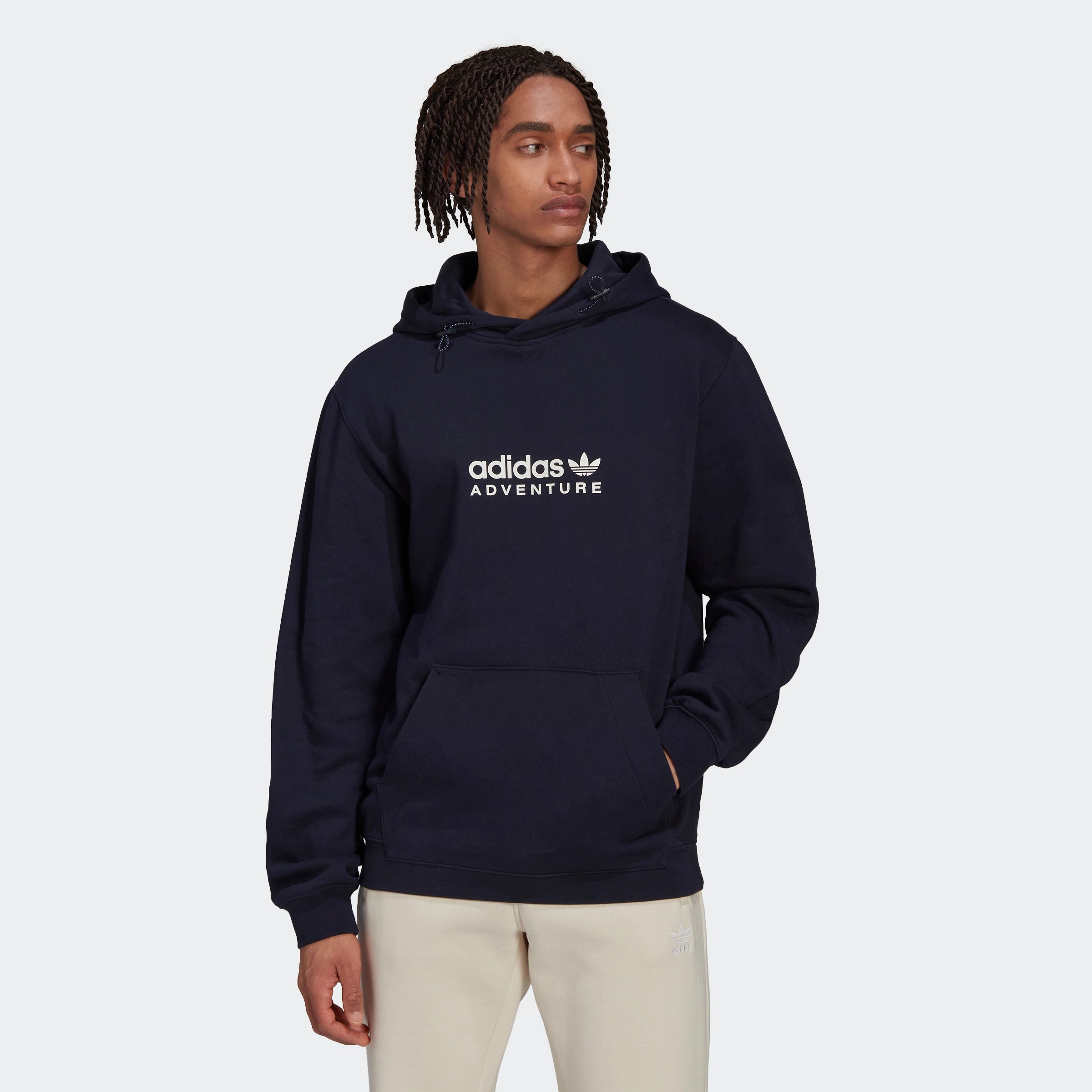 "Marineblauer Adidas ADV Kapuzenpullover aus weichem Material. Verstellbare Kapuze mit Kordelzug, Kängurutasche, kleines Adidas Logo auf der Brust."