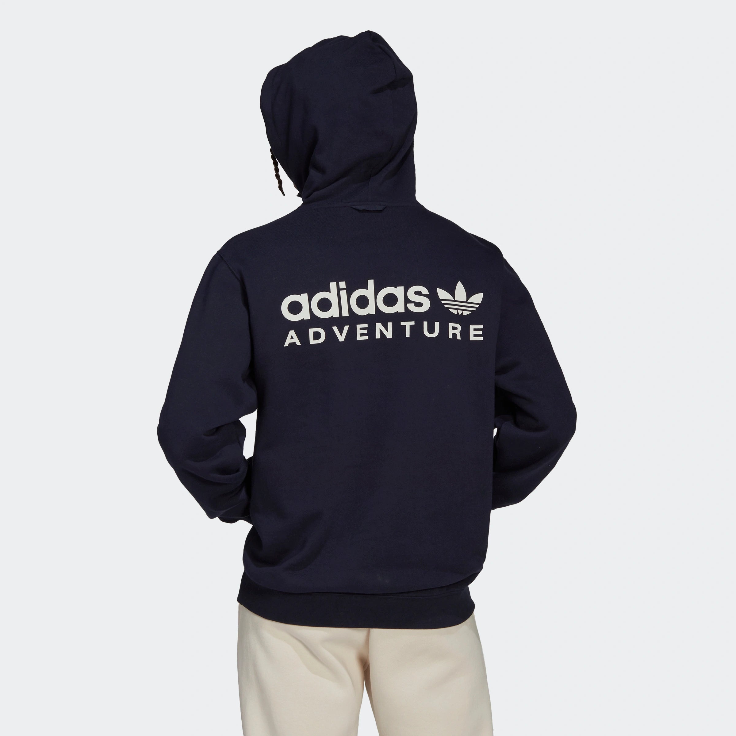 "Marineblauer Adidas ADV Kapuzenpullover aus weichem Material. Verstellbare Kapuze mit Kordelzug, Kängurutasche, kleines Adidas Logo auf der Brust."