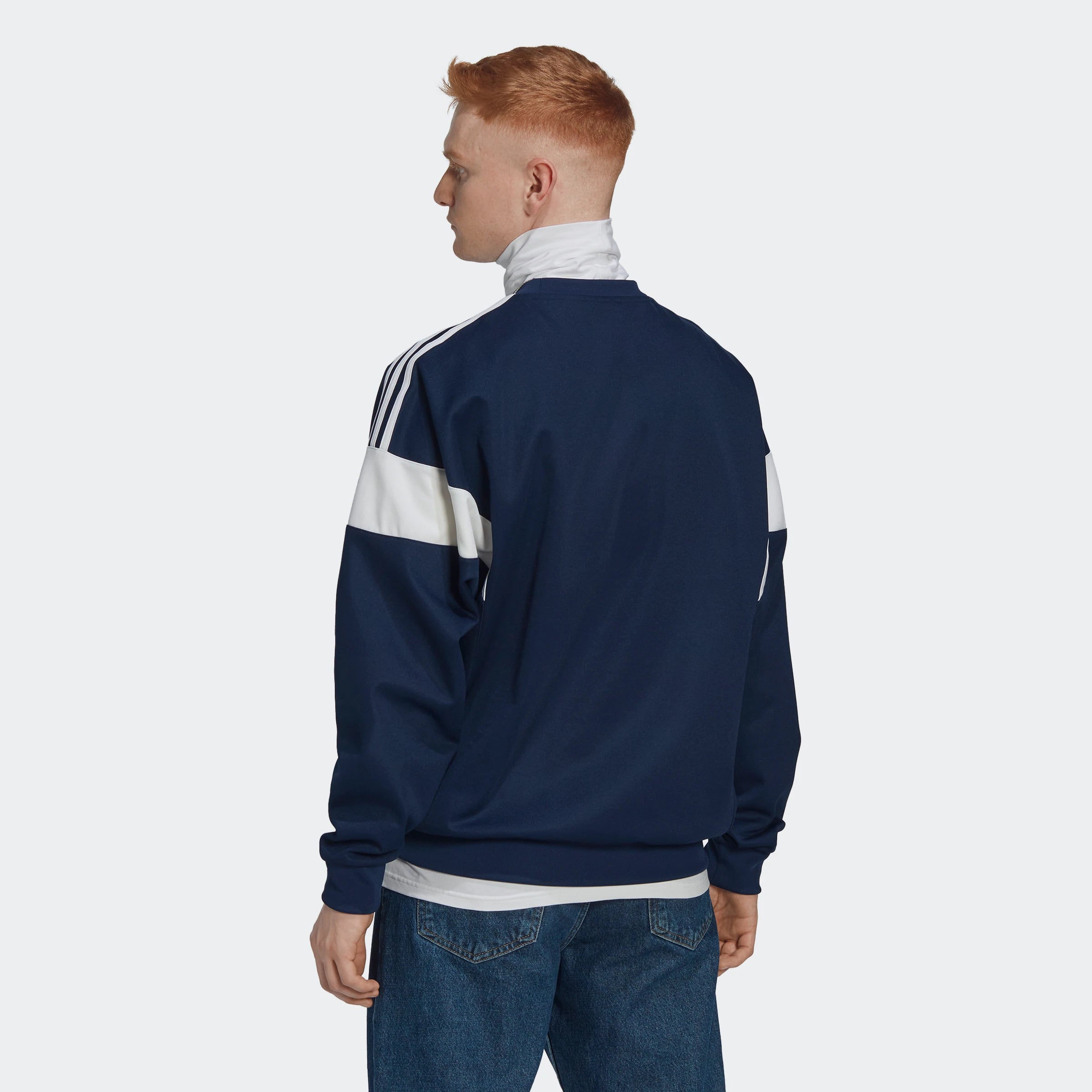 Adidas Classics Cutline Crew Sweatshirt – Night Indigo. Dunkelblaues Sweatshirt aus French Terry, mit Rundhalsausschnitt, gerippten Bündchen und gesticktem Adidas Trefoil Logo auf der Brust.