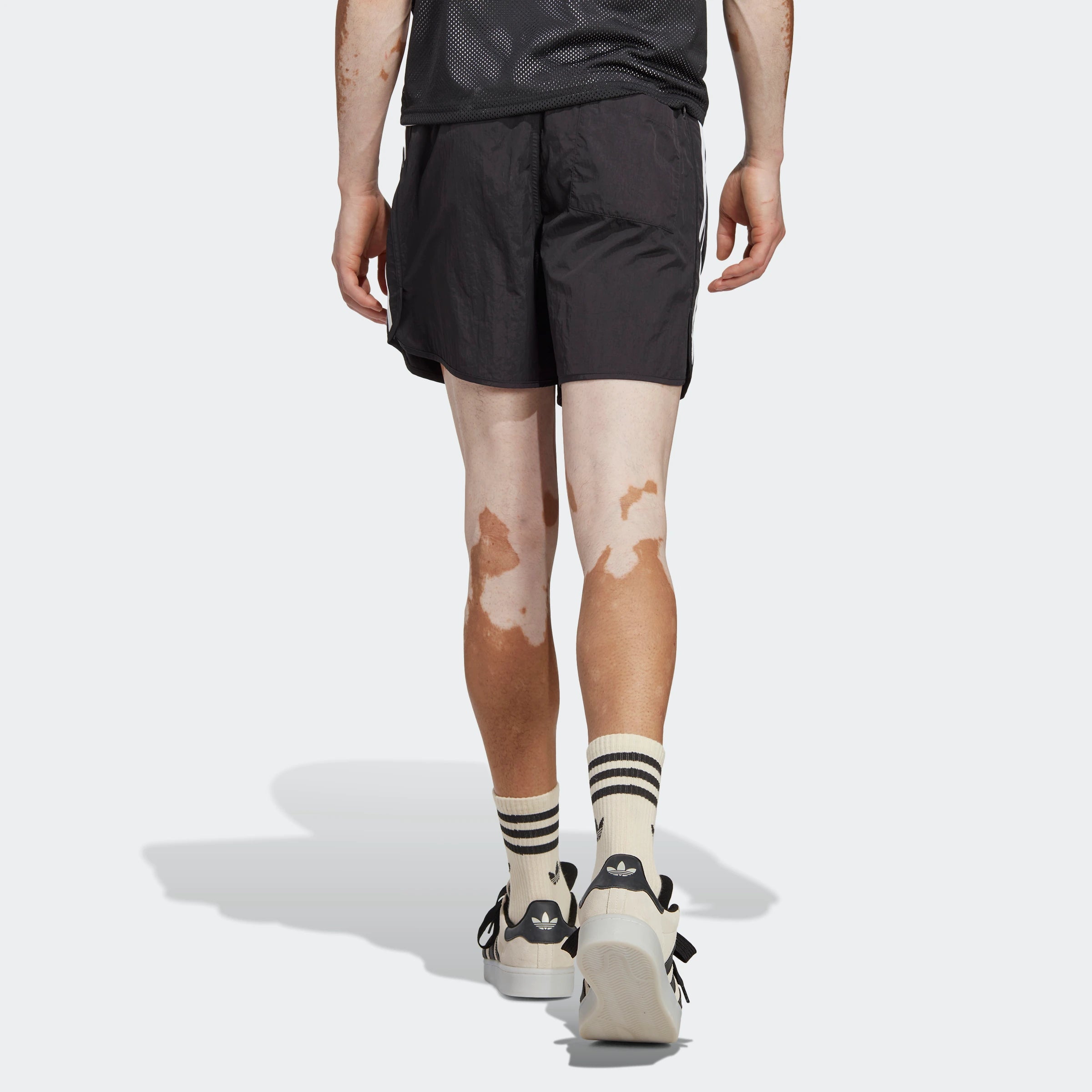 "Schwarze Adidas Sprinter Shorts mit weißen seitlichen Streifen. Kurze, sportliche Hose mit elastischem Bund und kleinem Adidas Logo am Bein."