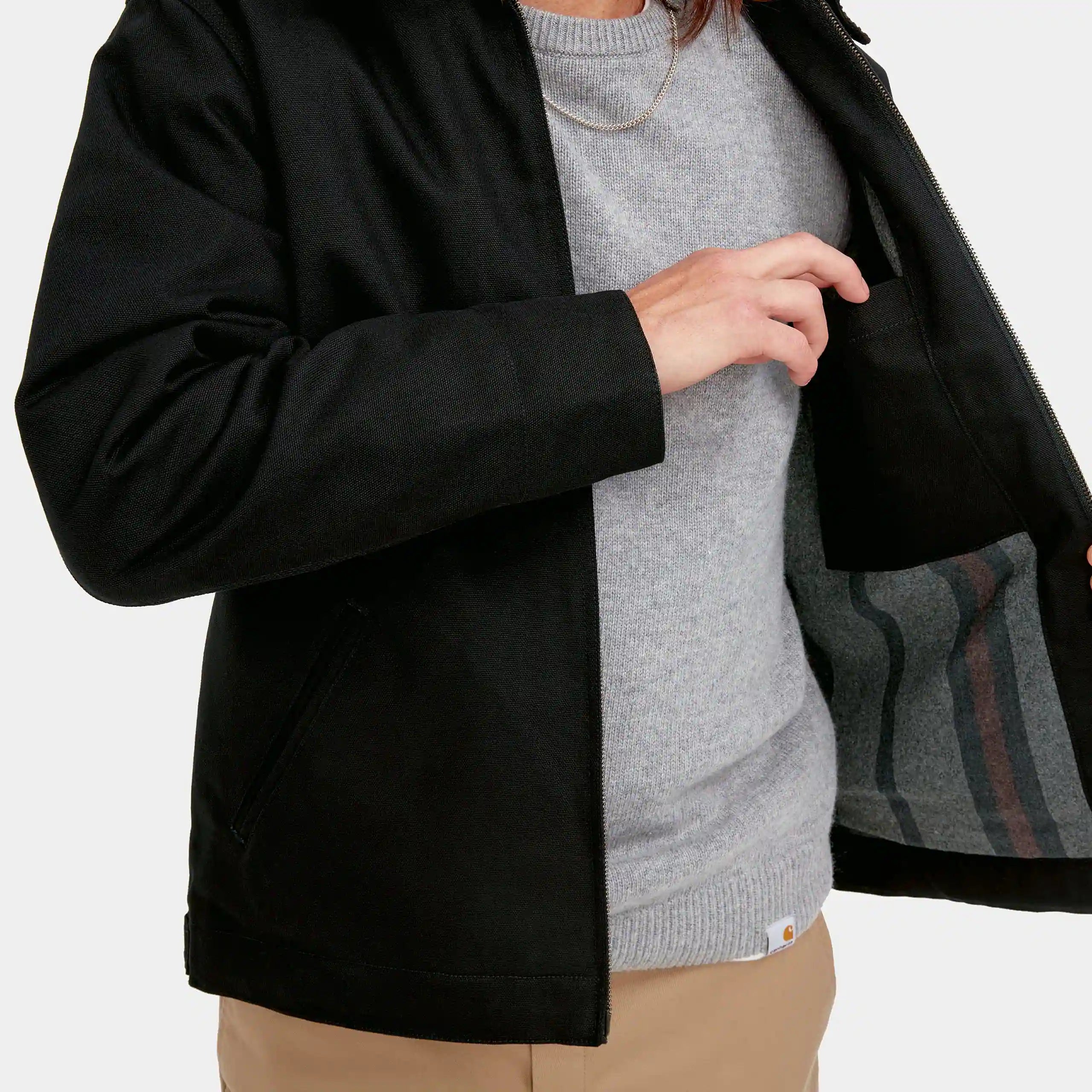 „Carhartt Detroit Jacket (Winter) in Schwarz (rigid), robustes Canvas, gefütterte Winterjacke im klassischen Detroit-Stil mit Kragen und Reißverschluss bei Stickabush Berlin.“