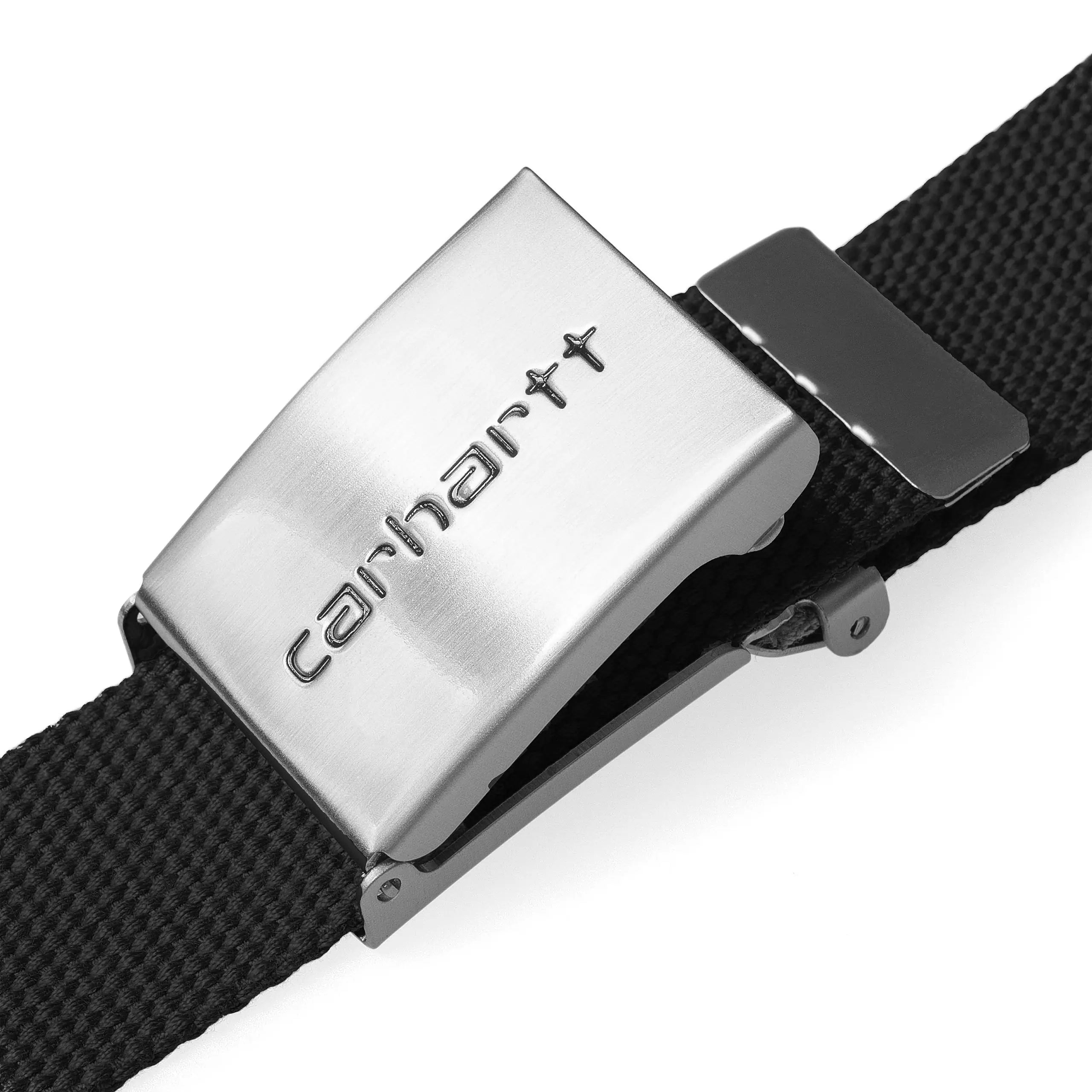 "Carhartt WIP Clip Belt Chrome – Black. Schwarzer Gürtel aus strapazierfähigem Polyester-Gurtband, mit silberner Clip-Schnalle und eingeprägtem Carhartt WIP Schriftzug."
