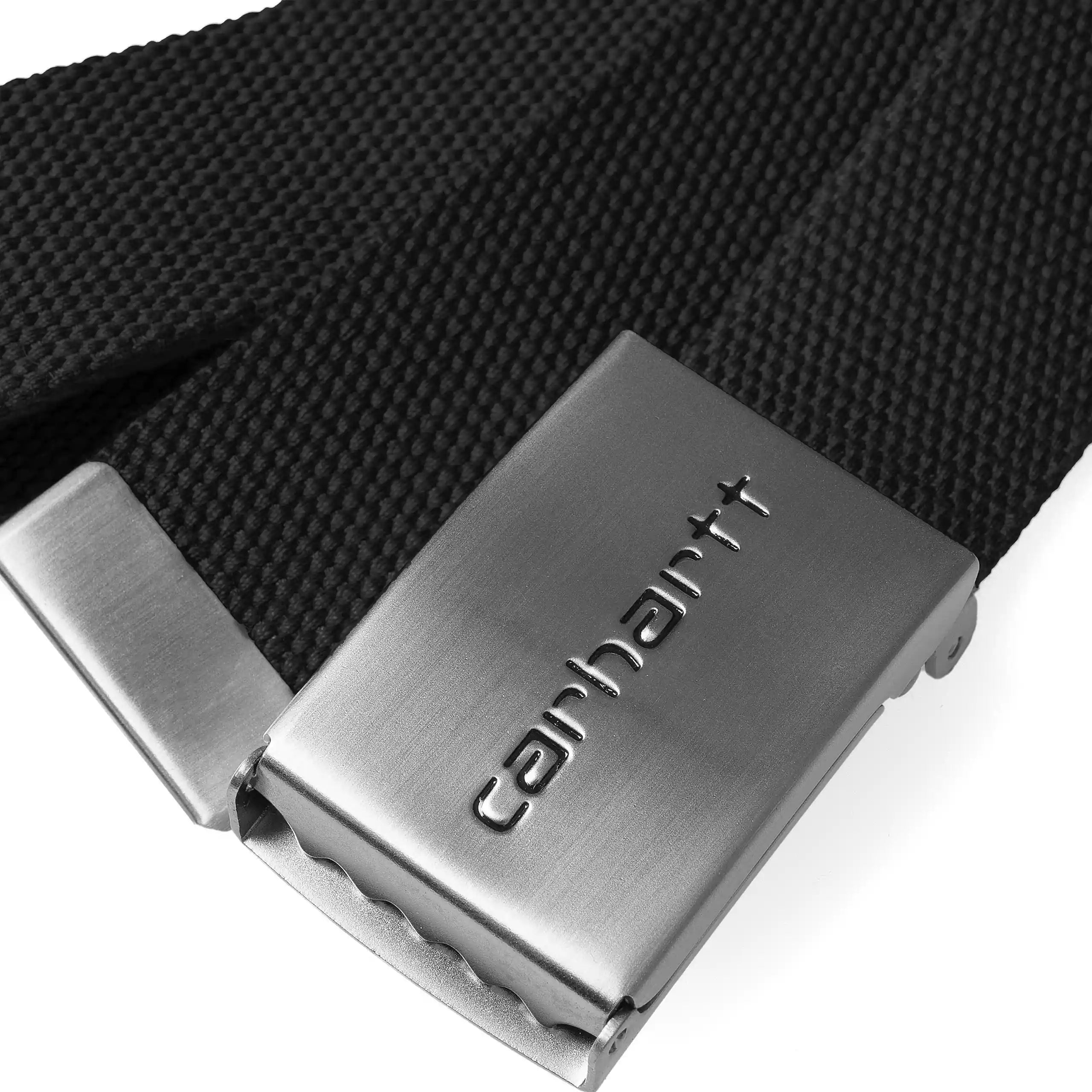 "Carhartt WIP Clip Belt Chrome – Black. Schwarzer Gürtel aus strapazierfähigem Polyester-Gurtband, mit silberner Clip-Schnalle und eingeprägtem Carhartt WIP Schriftzug."