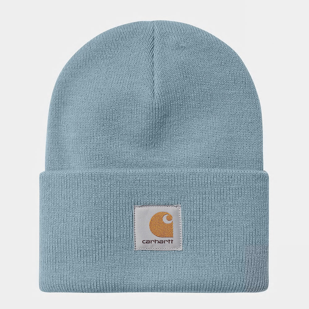 “Carhartt WIP Acrylic Watch Hat in Frosted Blue. Hellblaue Strickmütze aus Acryl mit umgeschlagenem Saum und Carhartt WIP Square Label bei Stickabush Berlin.“