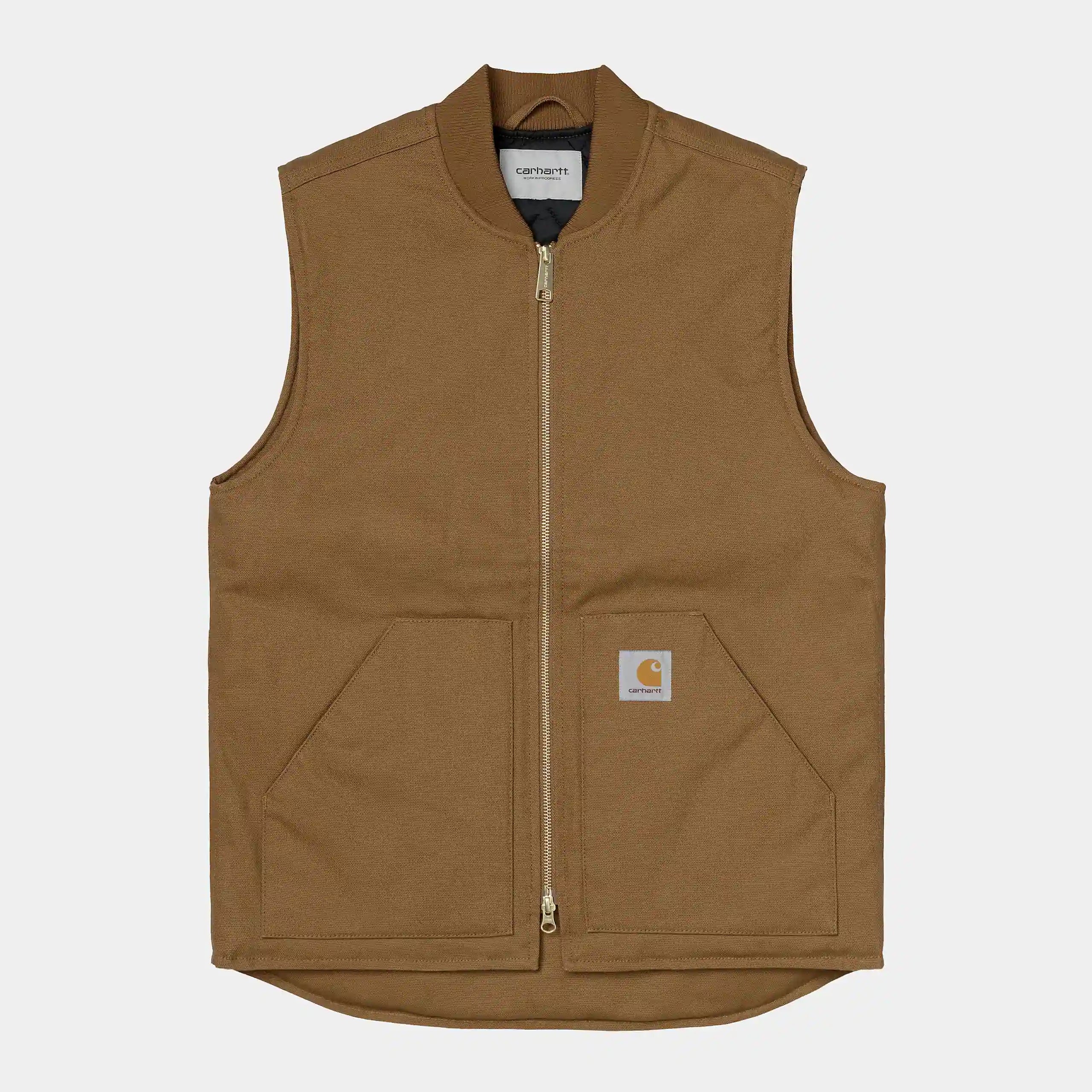 "Braune Carhartt WIP Weste aus Canvas mit V-Ausschnitt, Reißverschluss und Logo-Patch auf der Brust."