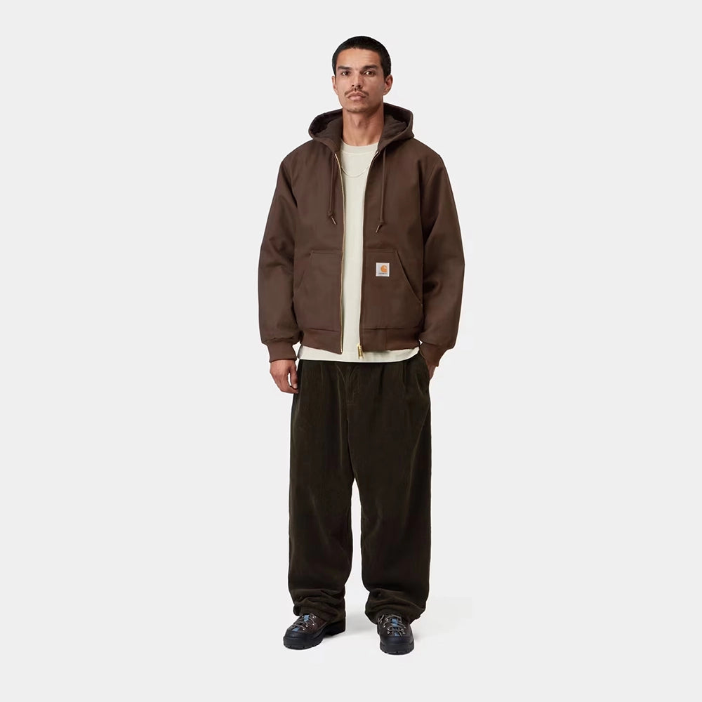 Carhartt WIP Active Jacket Winter in Tobacco – Vorderansicht Outfit am Model der braunen Canvas-Winterjacke mit Kapuze und wärmendem Thinsulate-Futter.