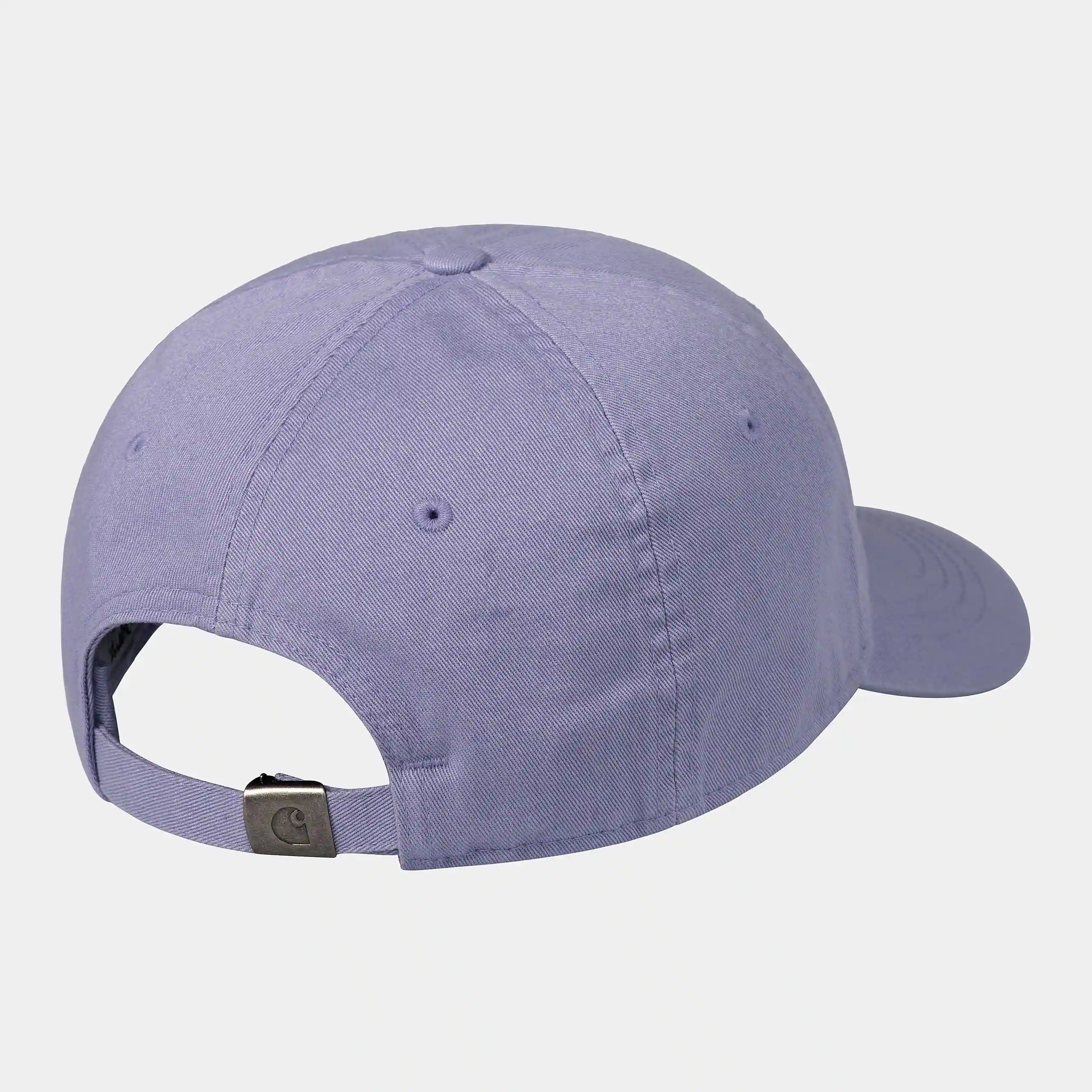 "Carhartt WIP Madison Logo Cap – Violanda. Lila Baseball Cap aus Baumwoll-Twill, mit gebogenem Schirm, verstellbarem Riemen und gesticktem Carhartt WIP Logo."