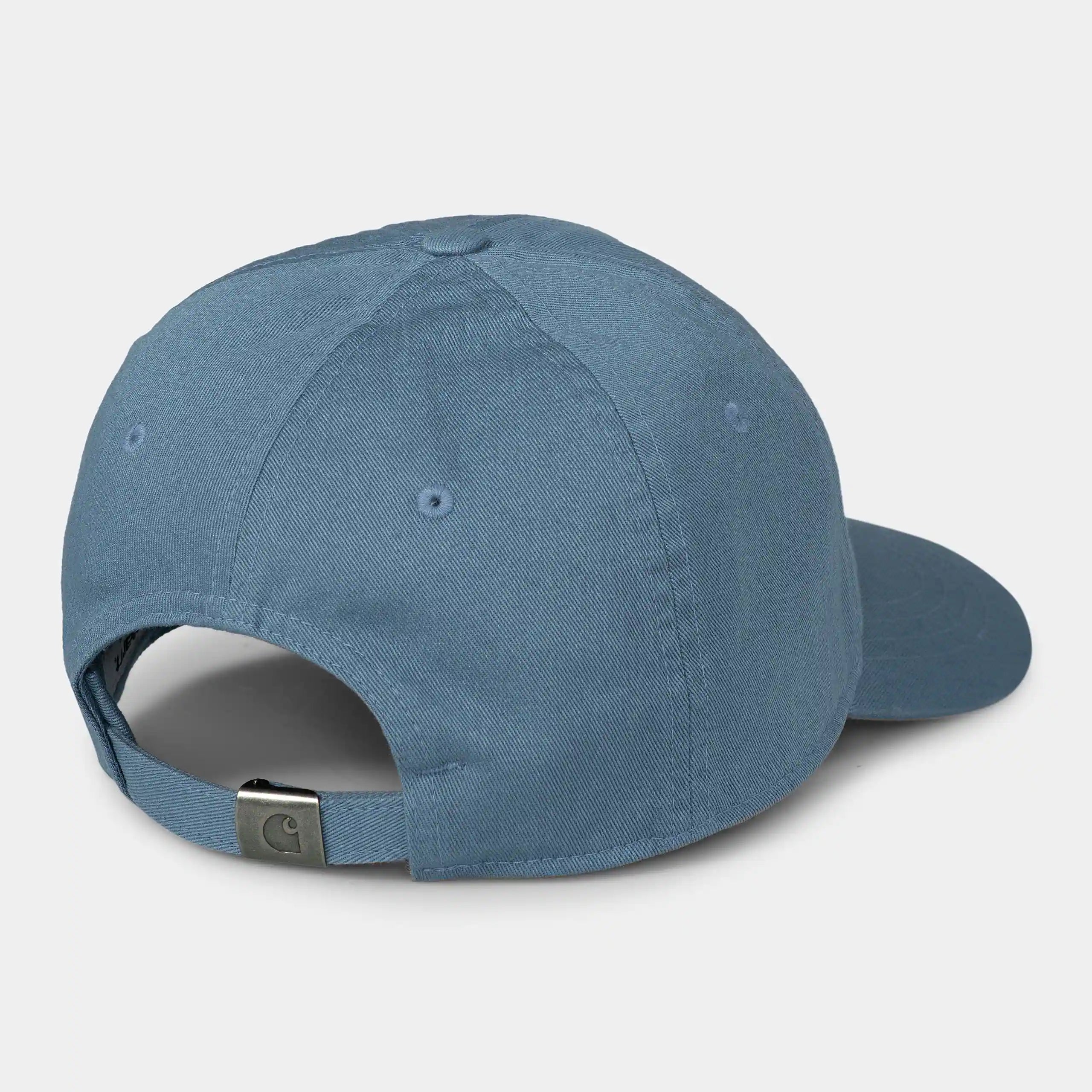 Carhartt WIP Madison Logo Cap – Vancouver Blue / White. Blaue Baseballkappe aus Bio-Baumwoll-Twill, mit gebogenem Schirm und weißer Carhartt WIP Logo-Stickerei vorne.