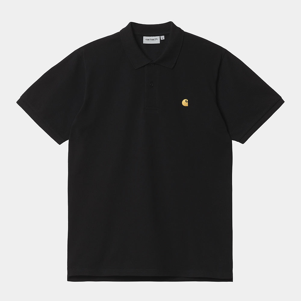 “Carhartt WIP S/S Chase Pique Polo – Black / Gold. Schwarzes Polo-Shirt aus Baumwoll-Piqué, mit klassischem Kragen und gesticktem, goldenem Carhartt WIP Logo auf der Brust.“