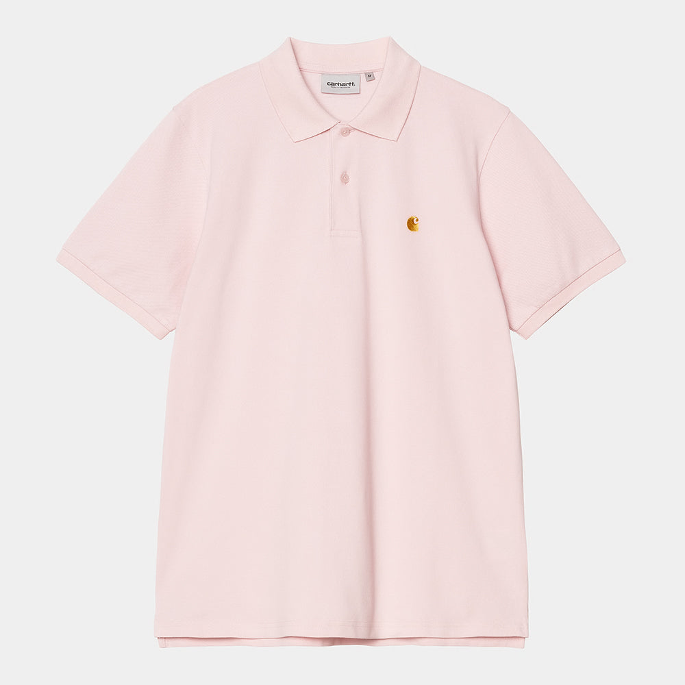 “Carhartt WIP S/S Chase Pique Polo – Air Pink / Gold. Rosafarbenes Polo-Shirt aus Baumwoll-Piqué, mit klassischem Kragen und gesticktem, goldenem Carhartt WIP Logo auf der Brust.“