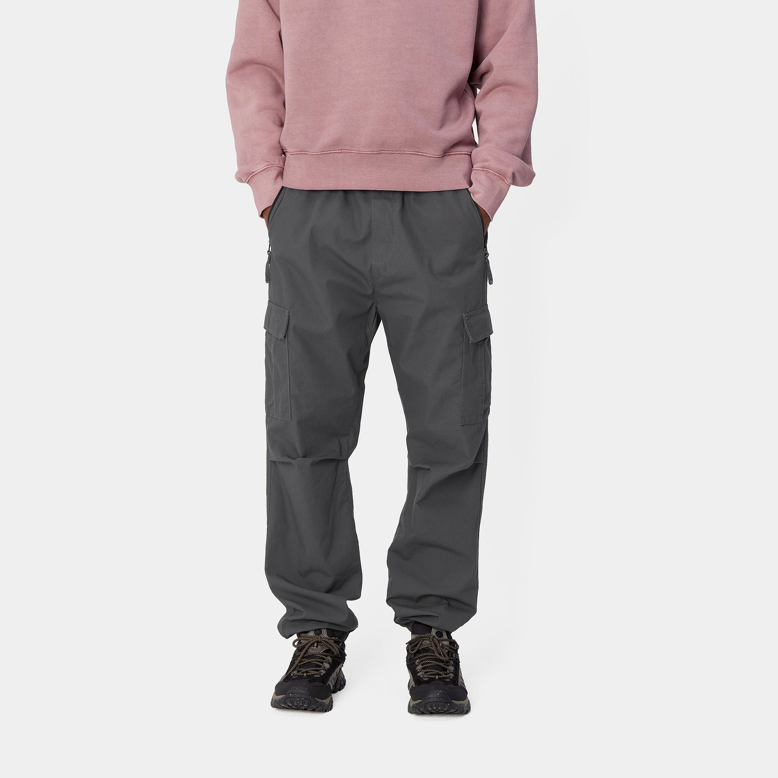 “Anthrazit farbene Carhartt WIP Cargo Jogger aus gewaschenem Baumwoll-Ripstop, mit elastischem Bund und Cargotaschen an den Seiten.“