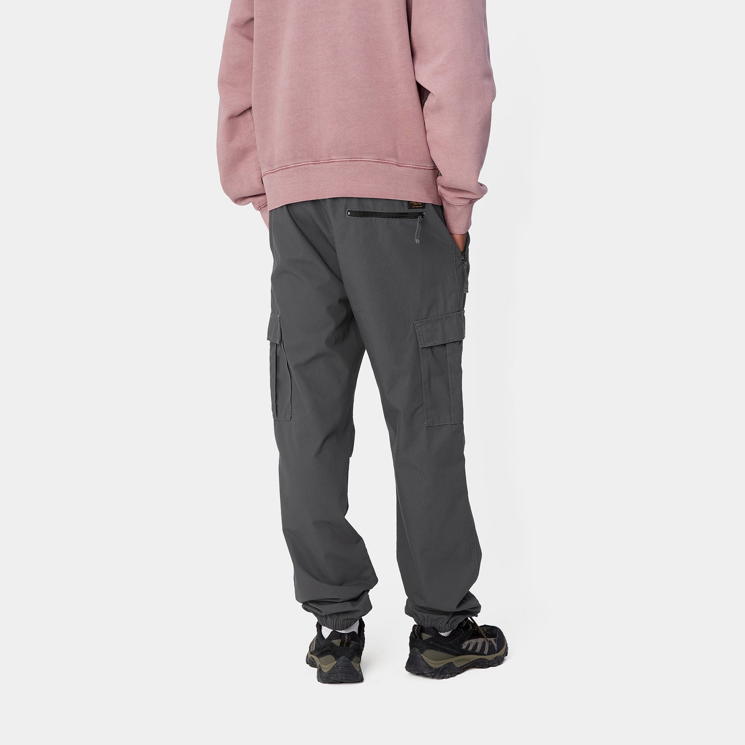“Anthrazit farbene Carhartt WIP Cargo Jogger aus gewaschenem Baumwoll-Ripstop, mit elastischem Bund und Cargotaschen an den Seiten.“