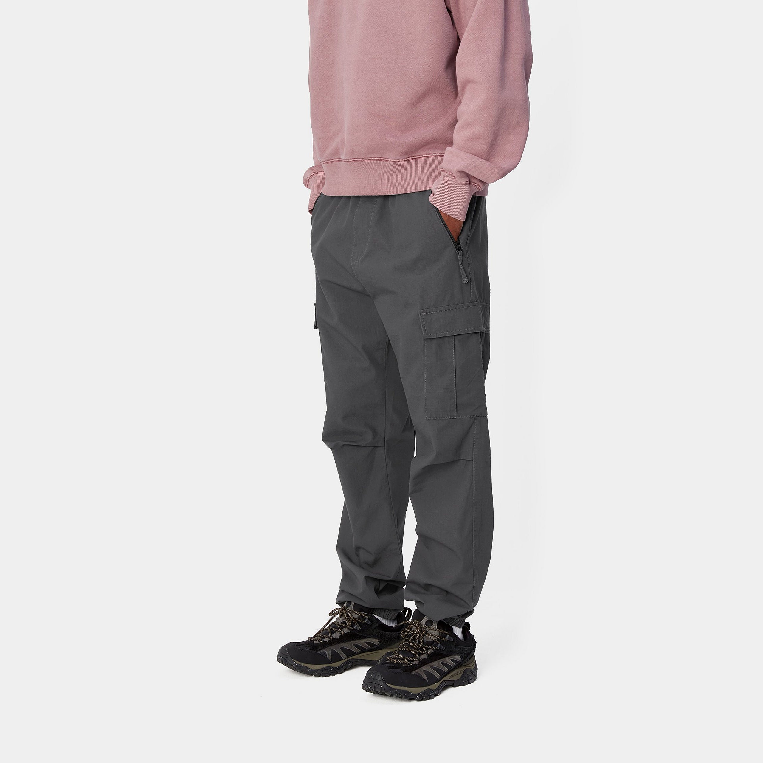“Anthrazit farbene Carhartt WIP Cargo Jogger aus gewaschenem Baumwoll-Ripstop, mit elastischem Bund und Cargotaschen an den Seiten.“