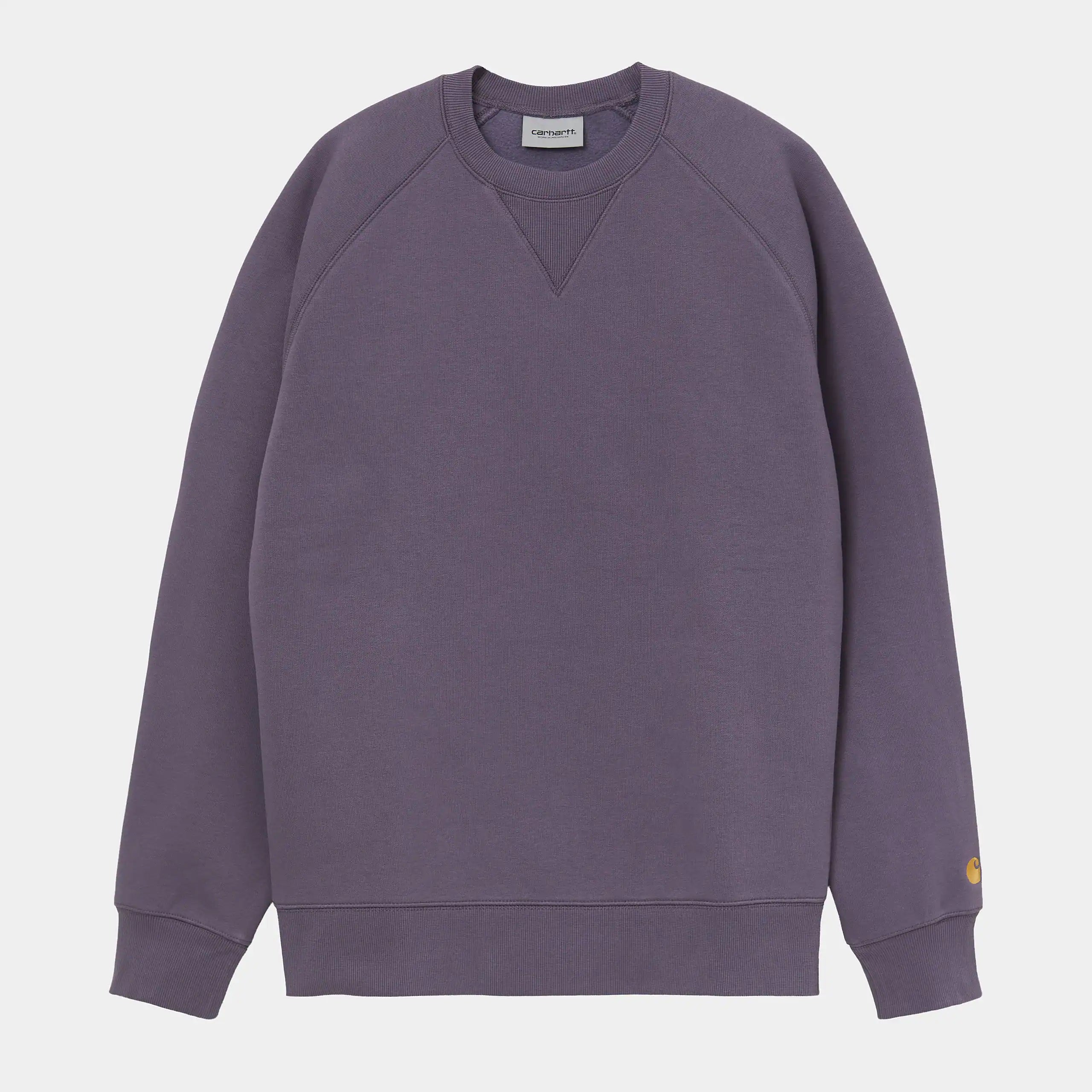 "Carhartt WIP Chase Sweatshirt – Provence / Gold. Lila Sweatshirt aus einem Baumwoll-Polyester Gemisch, mit geripptem Rundhals und goldener Carhartt WIP Logo-Stickerei am Ärmel."