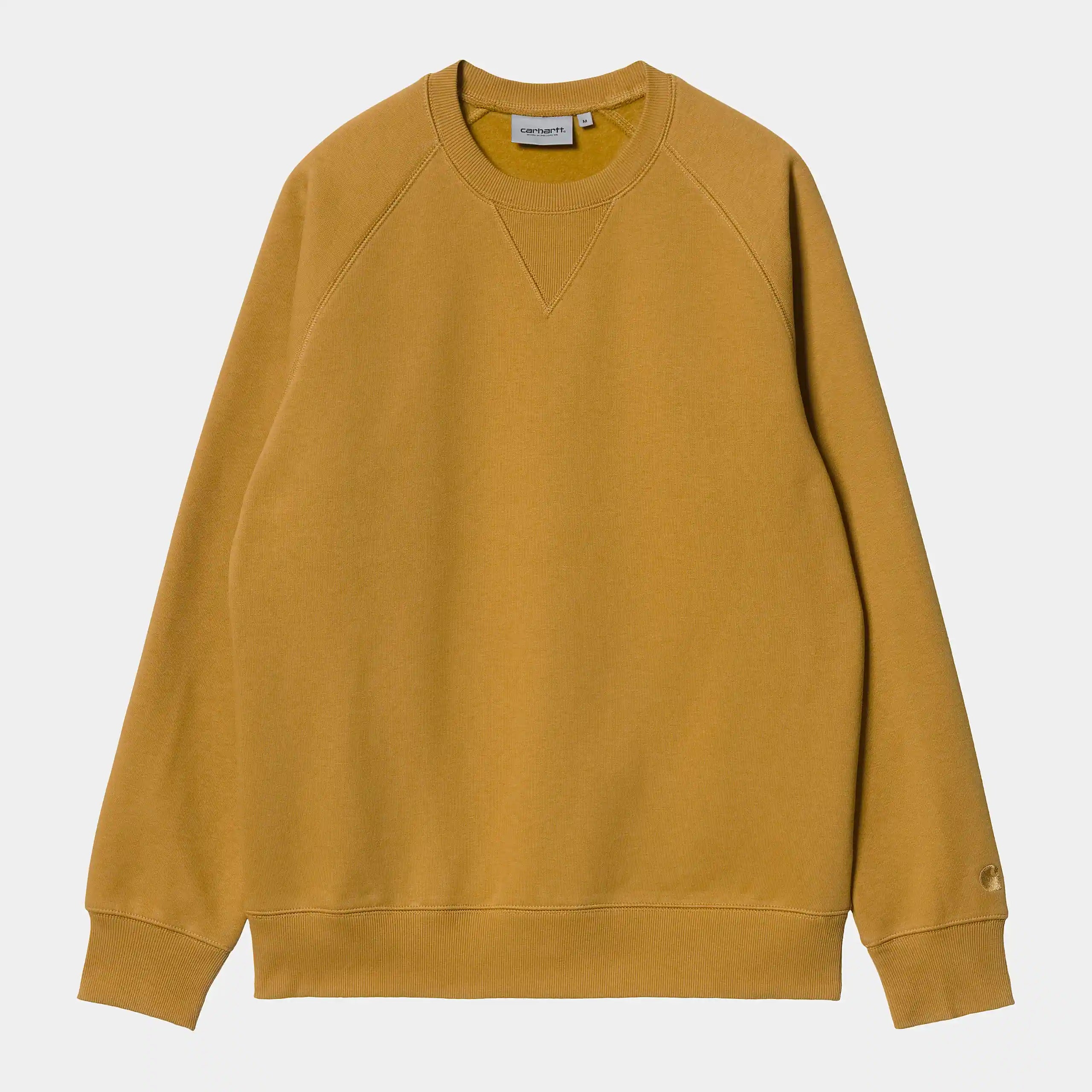 "Carhartt WIP Chase Sweatshirt – Helios / Gold. Gelbes Baumwoll-Sweatshirt, mit geripptem Rundhals und goldener Carhartt WIP Logo-Stickerei am Ärmel.