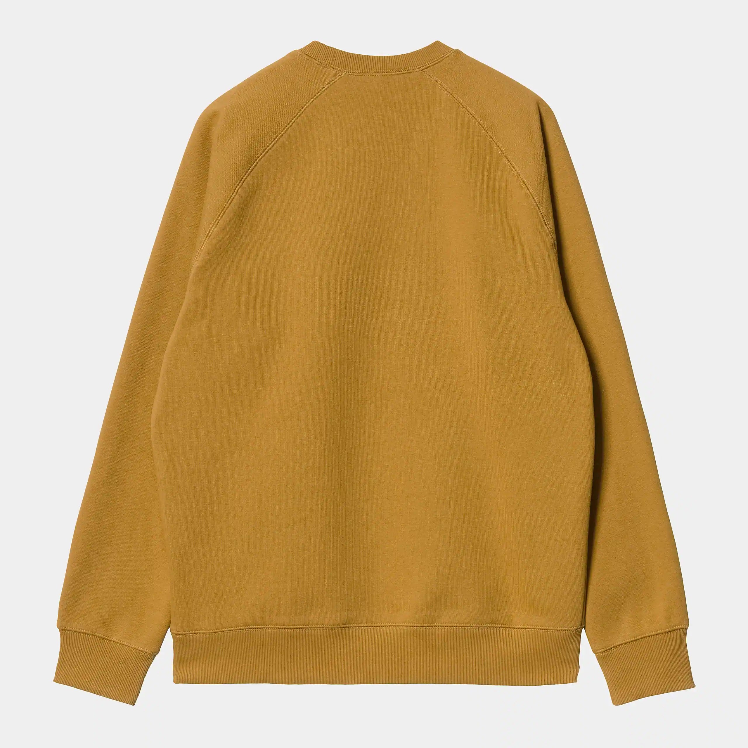 "Carhartt WIP Chase Sweatshirt – Helios / Gold. Gelbes Baumwoll-Sweatshirt, mit geripptem Rundhals und goldener Carhartt WIP Logo-Stickerei am Ärmel."