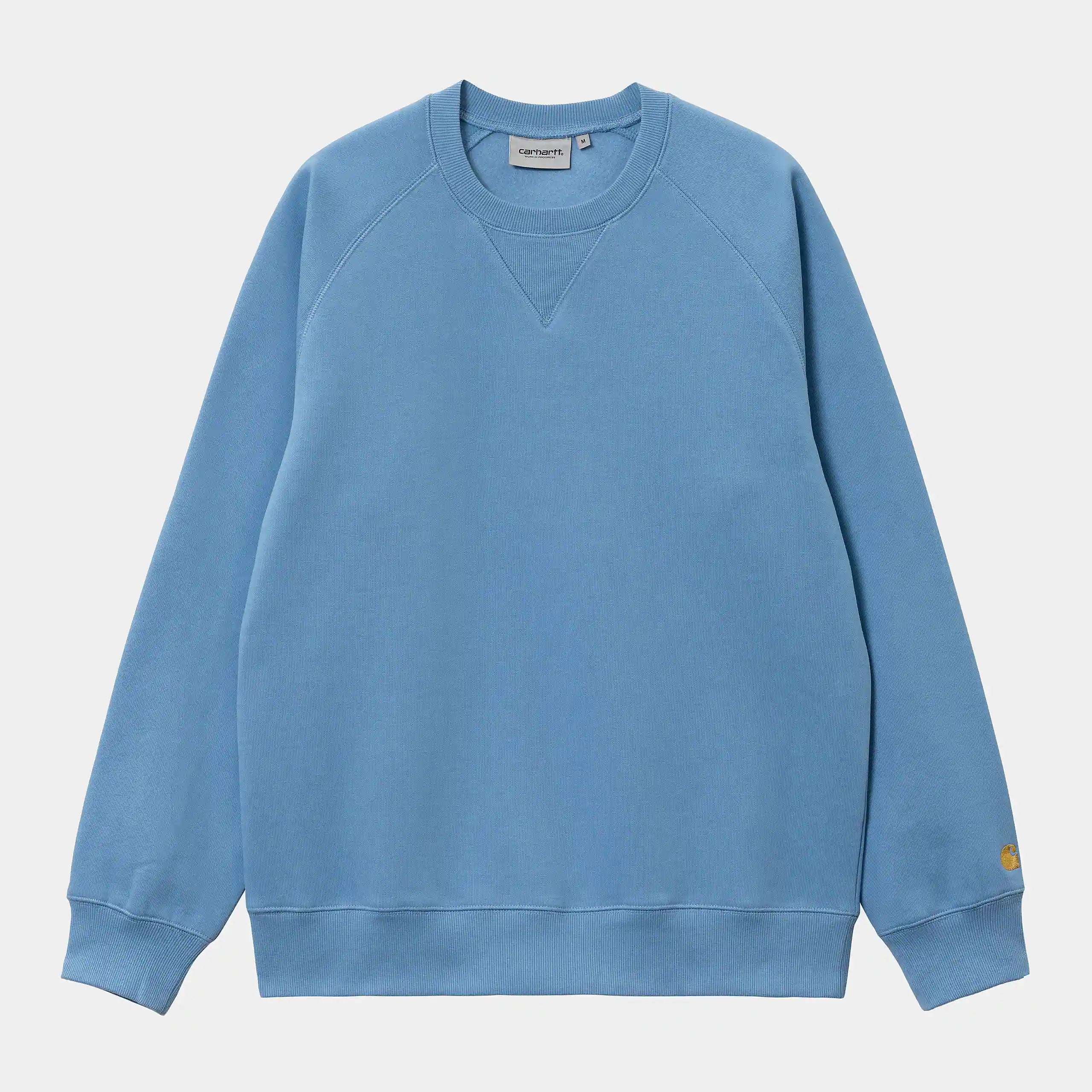 Carhartt WIP Chase Sweatshirt – Piscine / Gold. Blaues Sweatshirt aus Baumwoll-Mix, mit Raglanärmeln und gesticktem Carhartt WIP Logo in Gold am Ärmel.