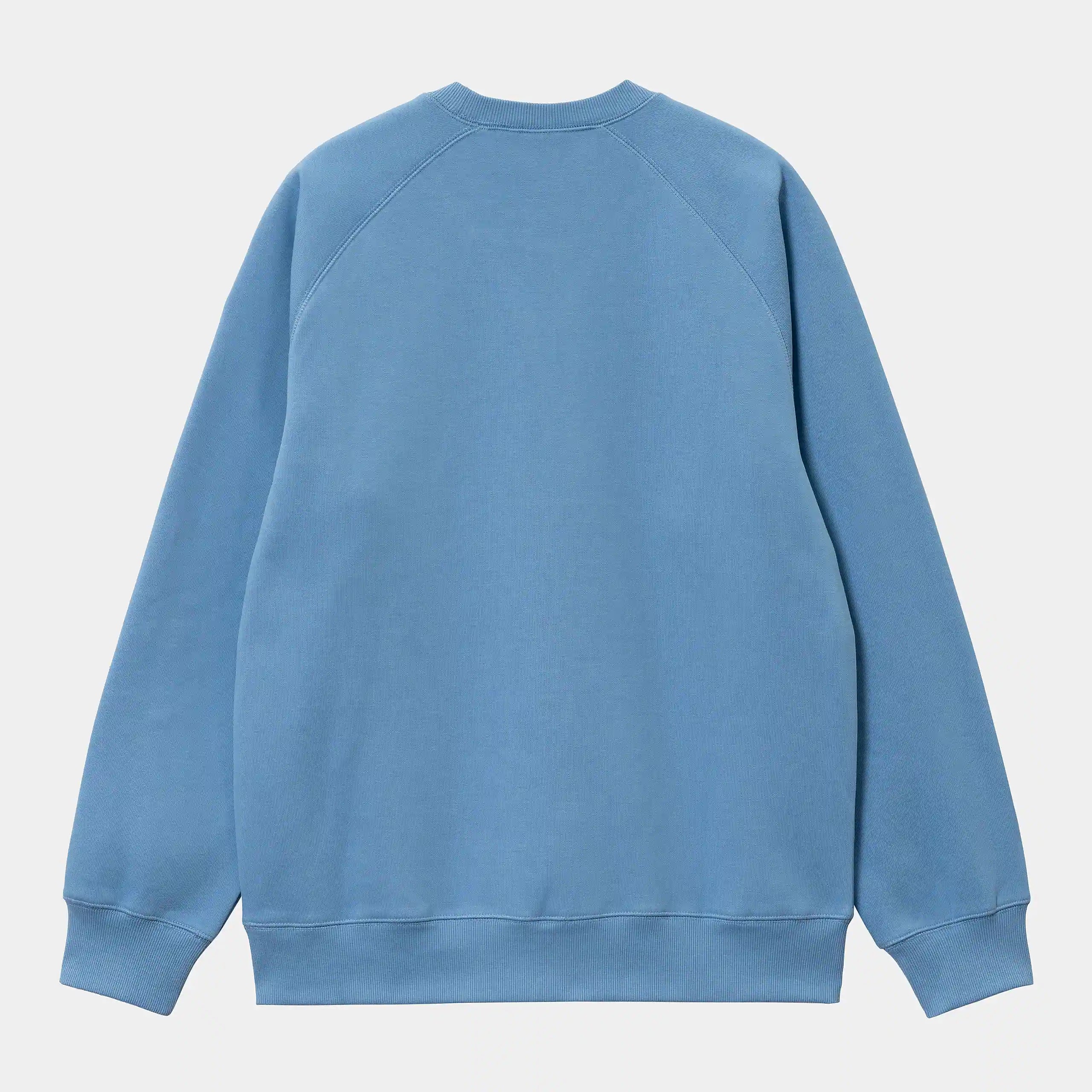 Carhartt WIP Chase Sweatshirt – Piscine / Gold. Blaues Sweatshirt aus Baumwoll-Mix, mit Raglanärmeln und gesticktem Carhartt WIP Logo in Gold am Ärmel.