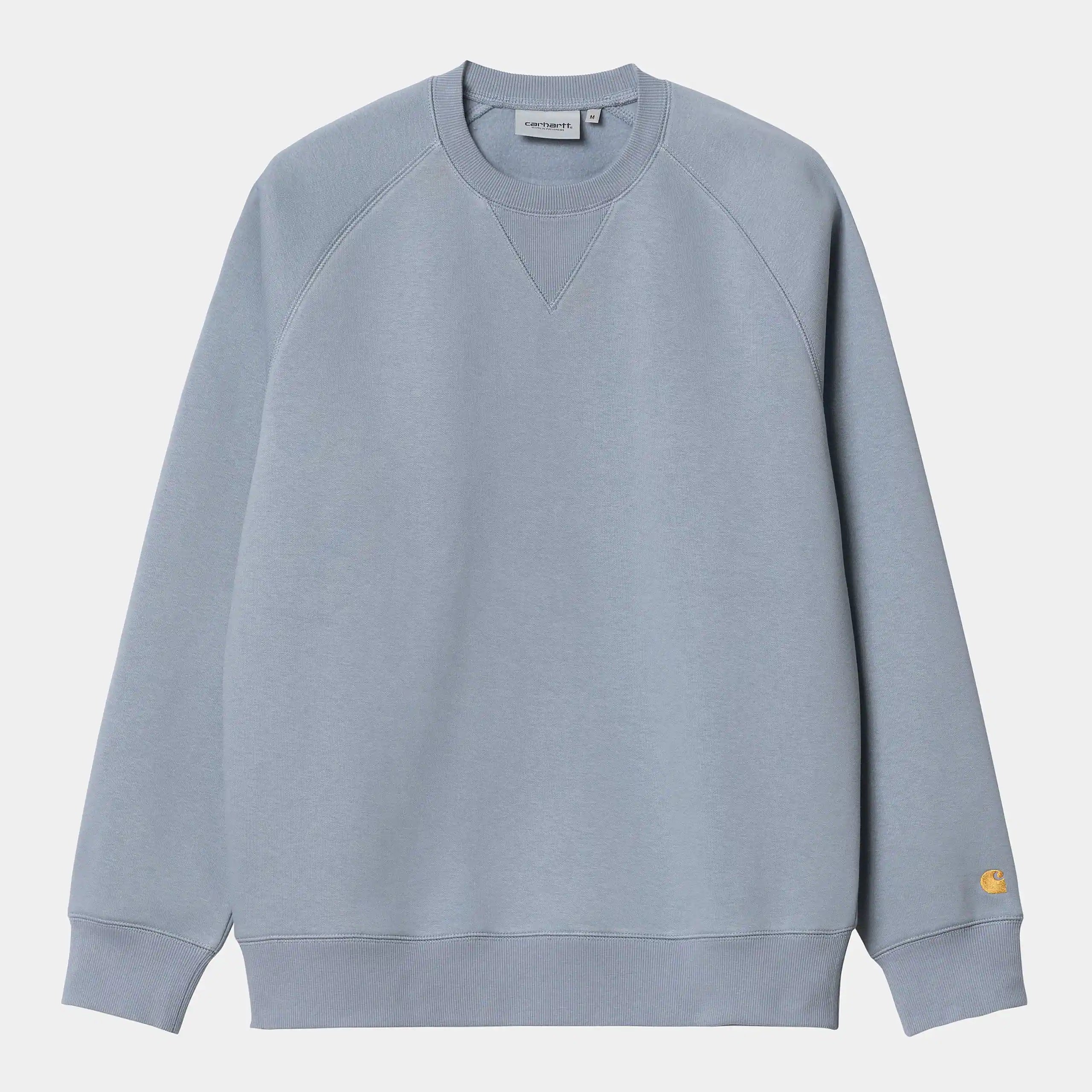 "Carhartt WIP Chase Sweatshirt in Graublau, ein Pullover aus einer Baumwollmischung, elastischer Bund, goldene Logo-Stickerei."