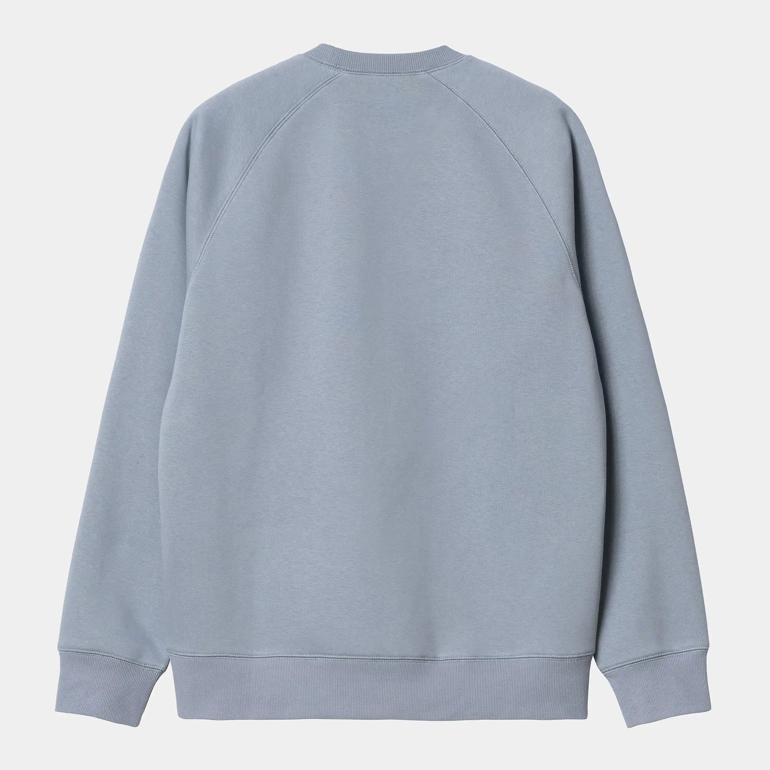 "Carhartt WIP Chase Sweatshirt in Graublau, ein Pullover aus einer Baumwollmischung, elastischer Bund, goldene Logo-Stickerei."