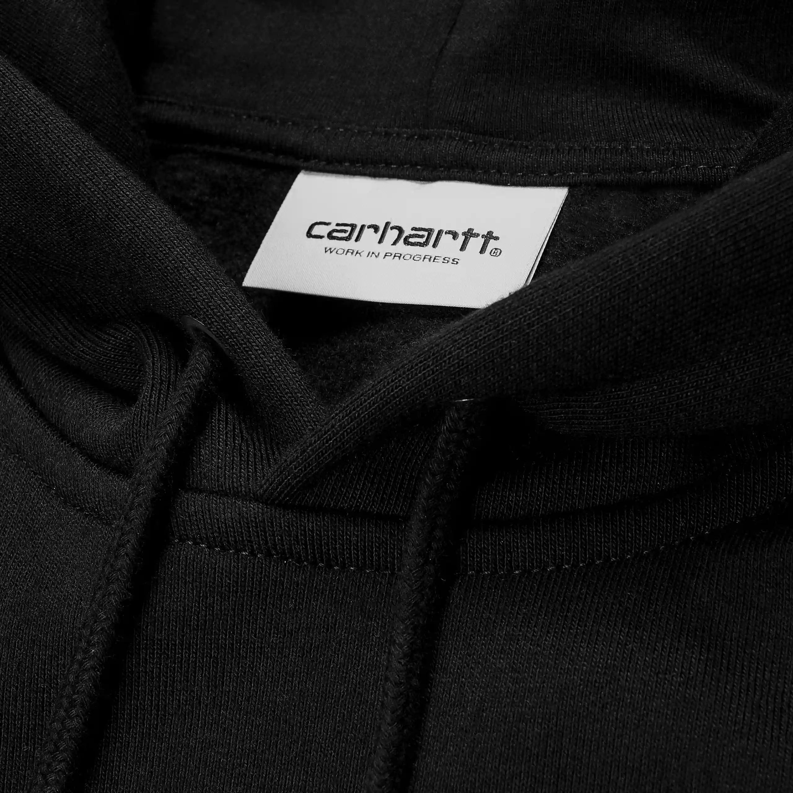 “Schwarzer Carhartt WIP Hooded Chase Sweat mit goldener "C"-Logo-Stickerei am Ärmel. Kapuzenpullover mit Kordelzug, Kängurutasche, gerippte Bündchen und Saum. Weicher Baumwollmix bei Stickabush.“