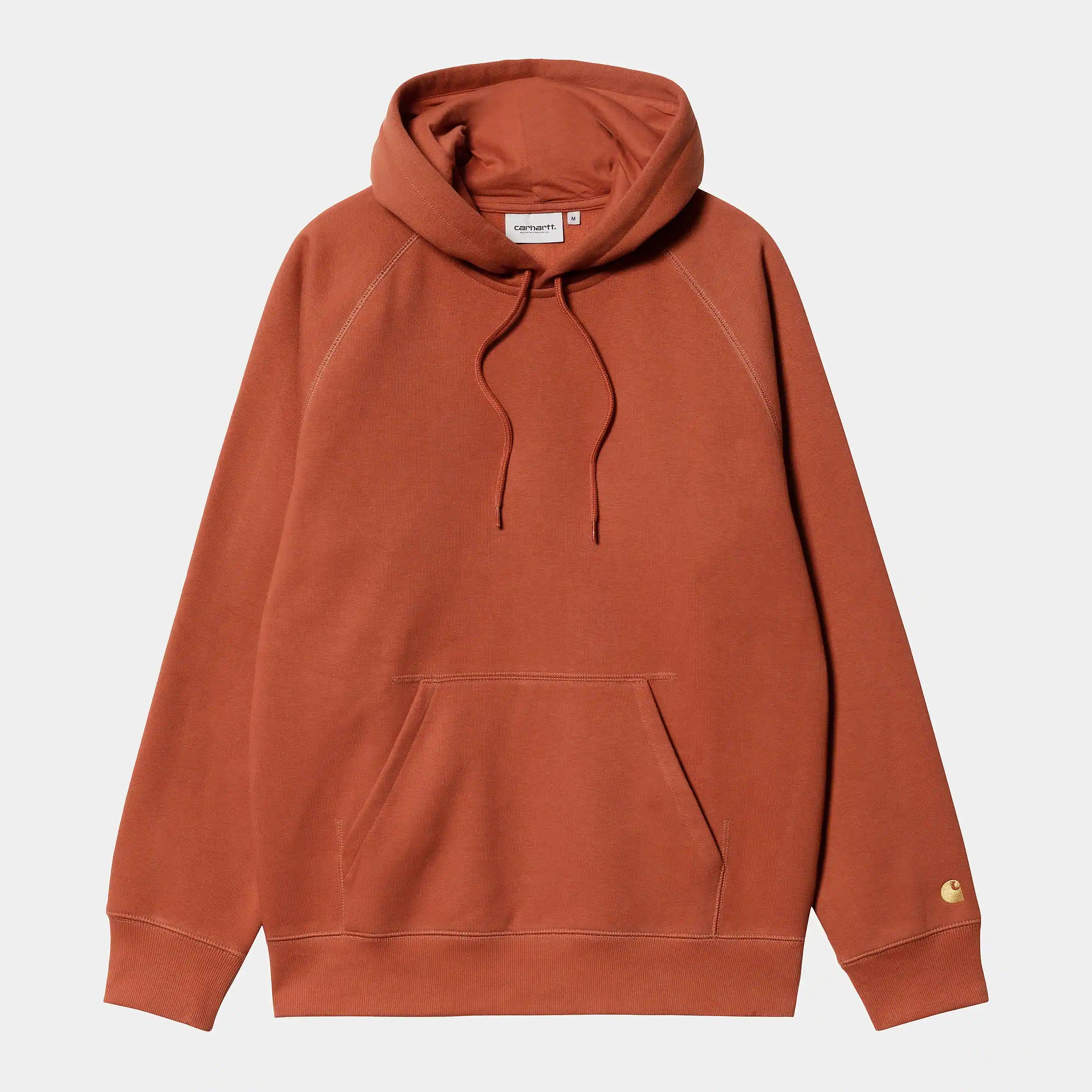„Carhartt WIP Hooded Chase Sweatshirt in Phoenix – Schwerer Kapuzenpullover mit goldenem Logo-Stick am Ärmel bei Stickabush Berlin.“