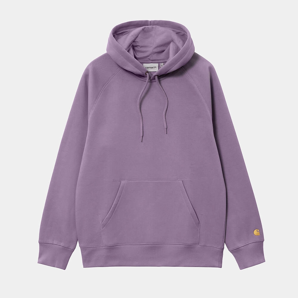 „Carhartt WIP Chase Hoodie - Violanda / Gold. Lila Kapuzenpullover aus Baumwoll-Jersey, mit Kängurutasche, Bündchen und gesticktem Carhartt Logo am Ärmel bei Stickabush Berlin.“