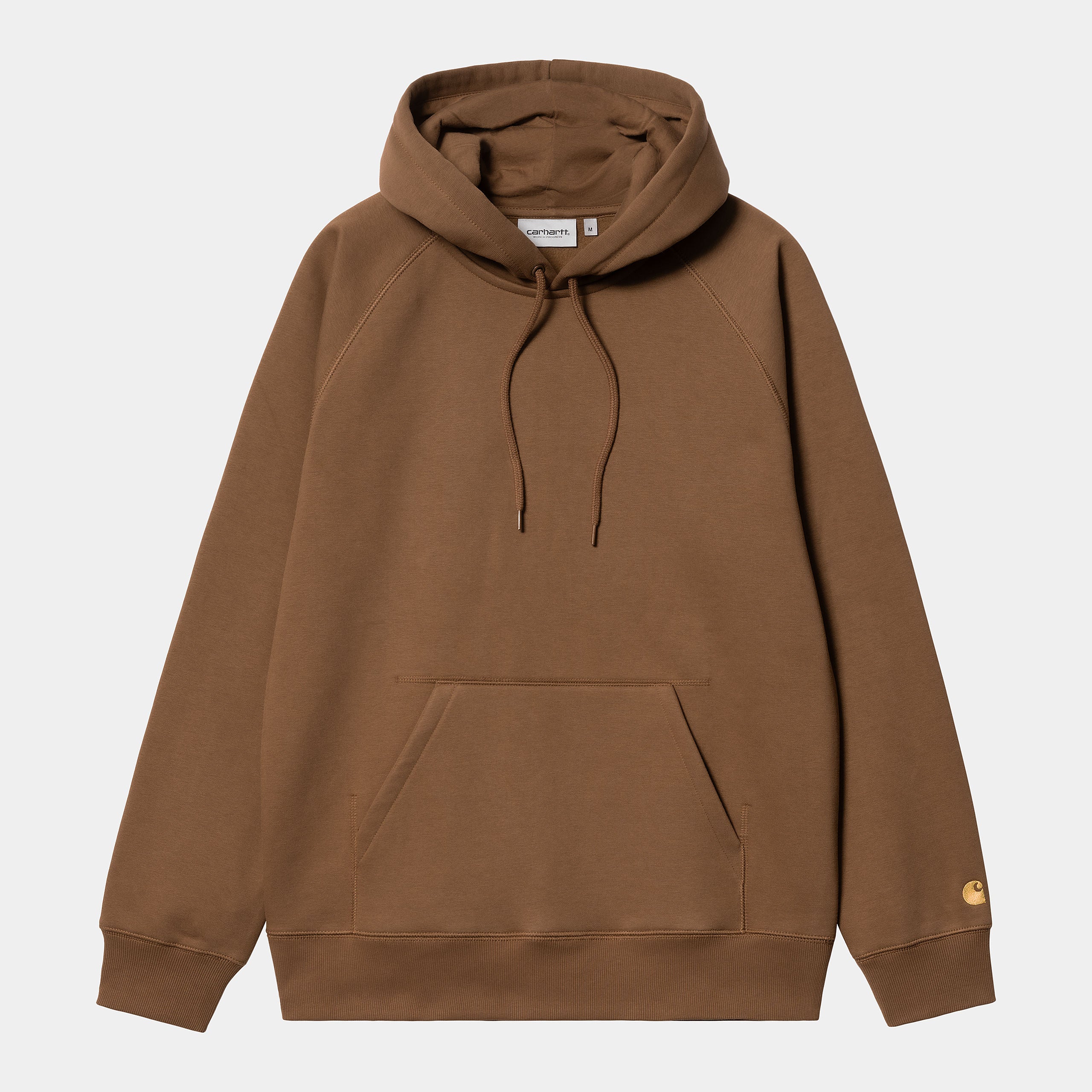 "Carhartt Hooded Chase Sweat in Tamarind/Gold, Baumwollmischung, Kapuze, Kängurutasche und goldener Logo-Stickerei, klassischer Hoodie-Stil."