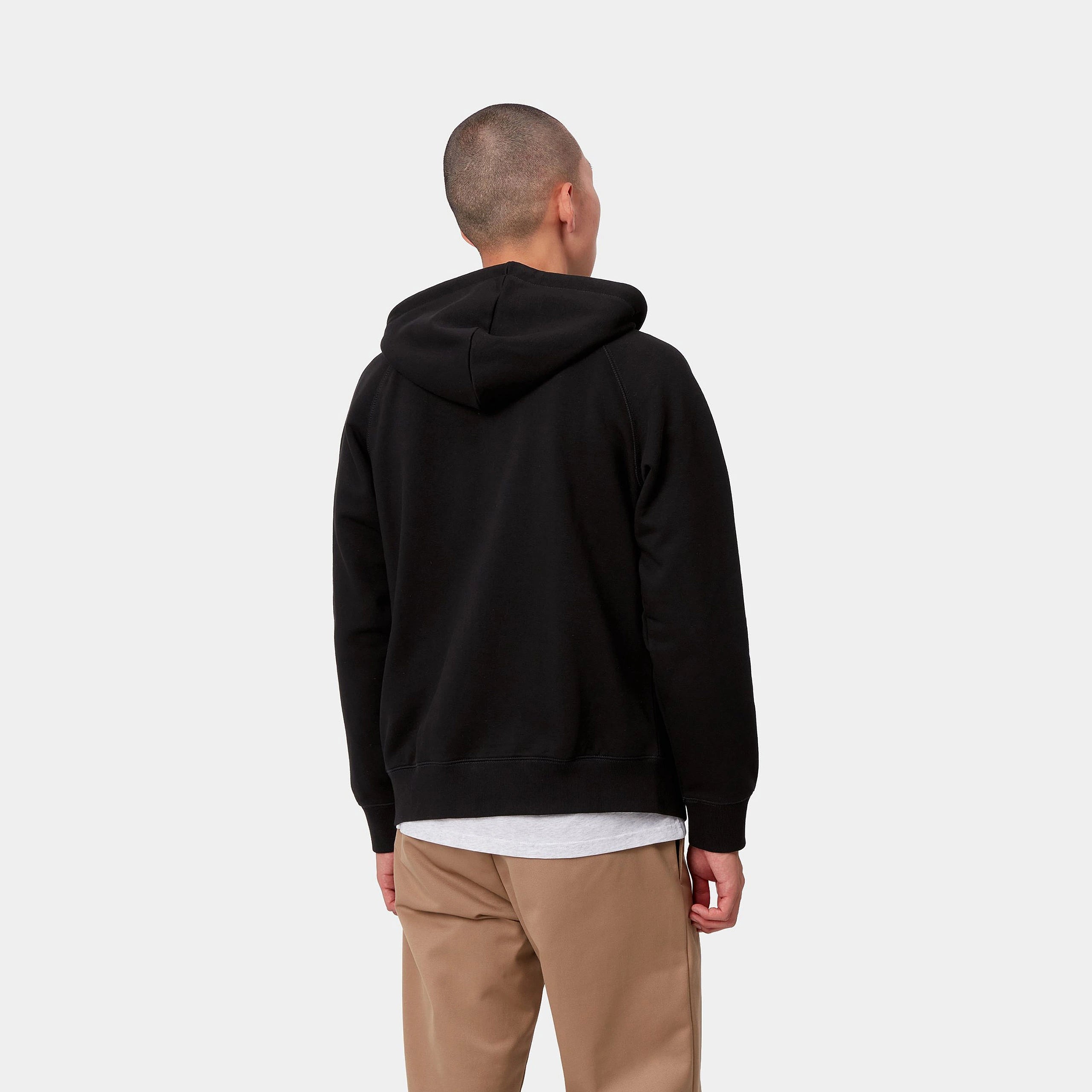 "Schwarzer Carhartt WIP Chase Zip Hoodie mit durchgehendem Reißverschluss und goldener Logo-Stickerei am Ärmel bei Stickabush Berlin.“
