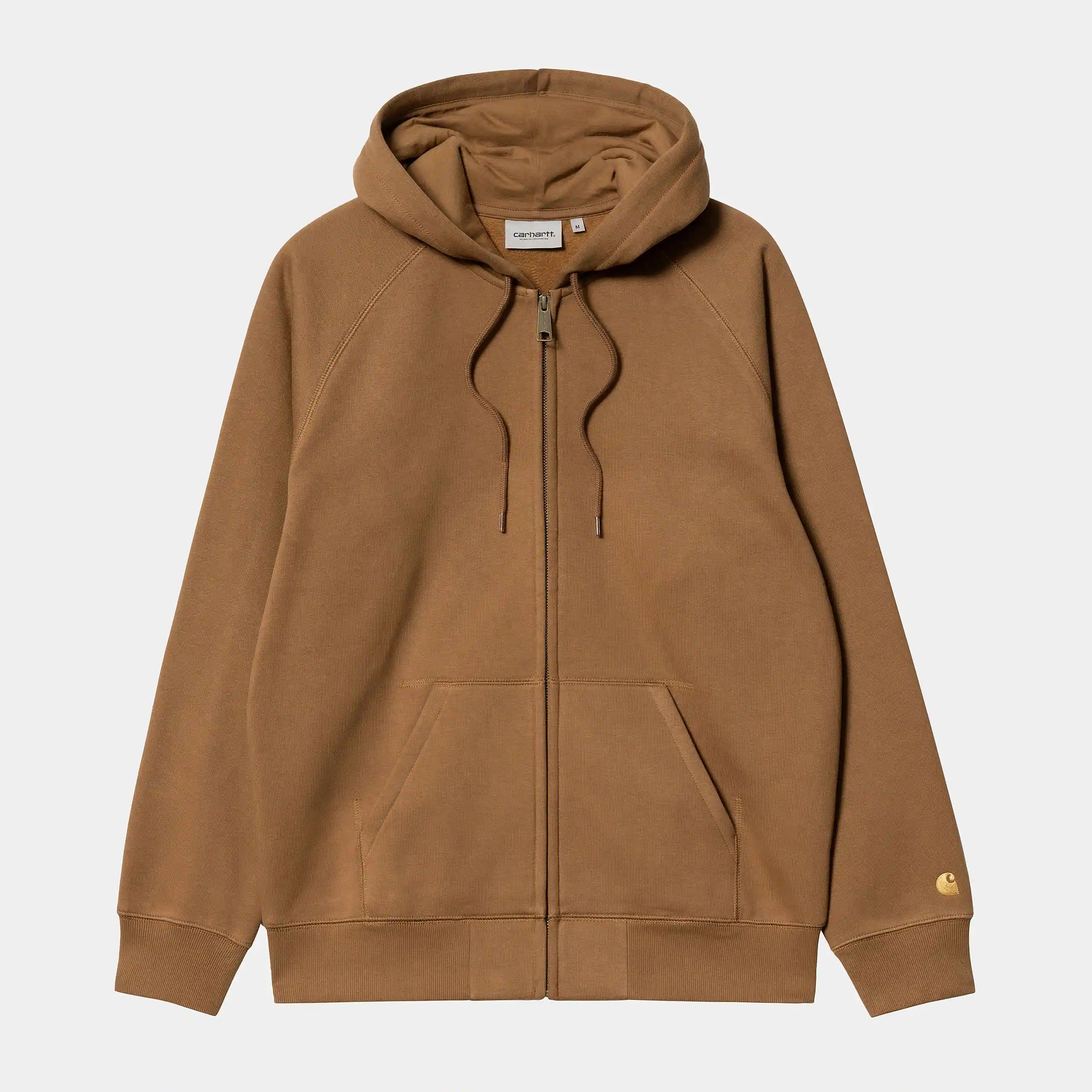 „Brauner Carhartt WIP Chase Zip Hoodie in Hamilton Brown mit durchgehendem Reißverschluss und goldenem Logo-Stick am Ärmel bei Stickabush Berlin.“