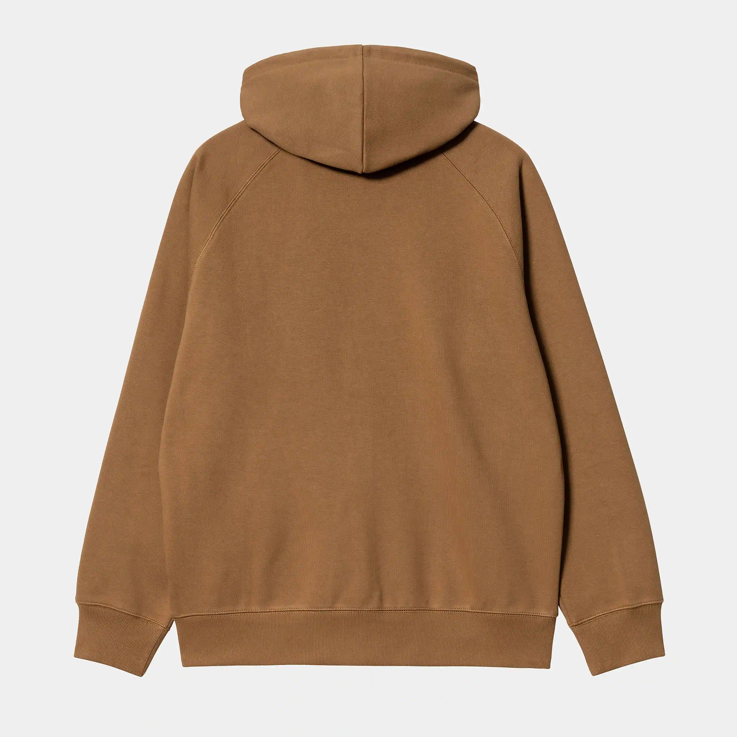 Carhartt WIP Hooded Chase Jacket – Hamilton Brown / Gold. Braune Kapuzenjacke aus Baumwoll-Sweatstoff, mit Reißverschluss, Kängurutaschen und gesticktem, goldenem Carhartt WIP Logo am Ärmel.