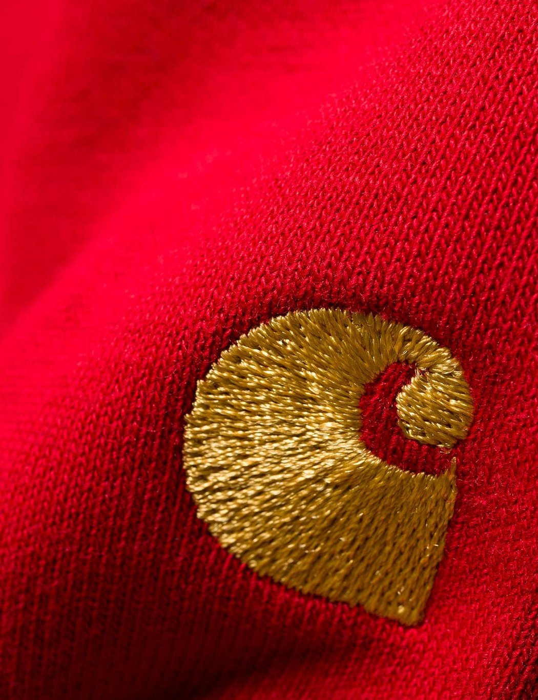"Carhartt Chase Neck Zip Sweat in Rot/Gold, Baumwollmischung, Raglanärmel, goldene Logo-Stickerei."