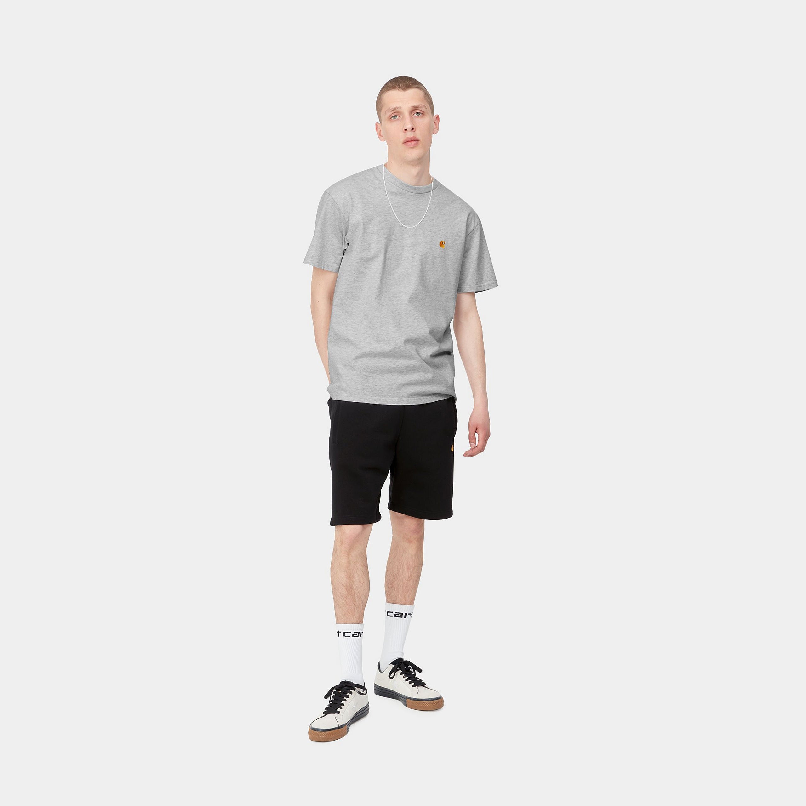 „Grau meliertes Carhartt WIP S/S Chase T-Shirt in Ash Heather / Gold (I026391) mit goldener Logo-Stickerei am Ärmel – zeitloses Heavyweight-Basic bei Stickabush Berlin.“