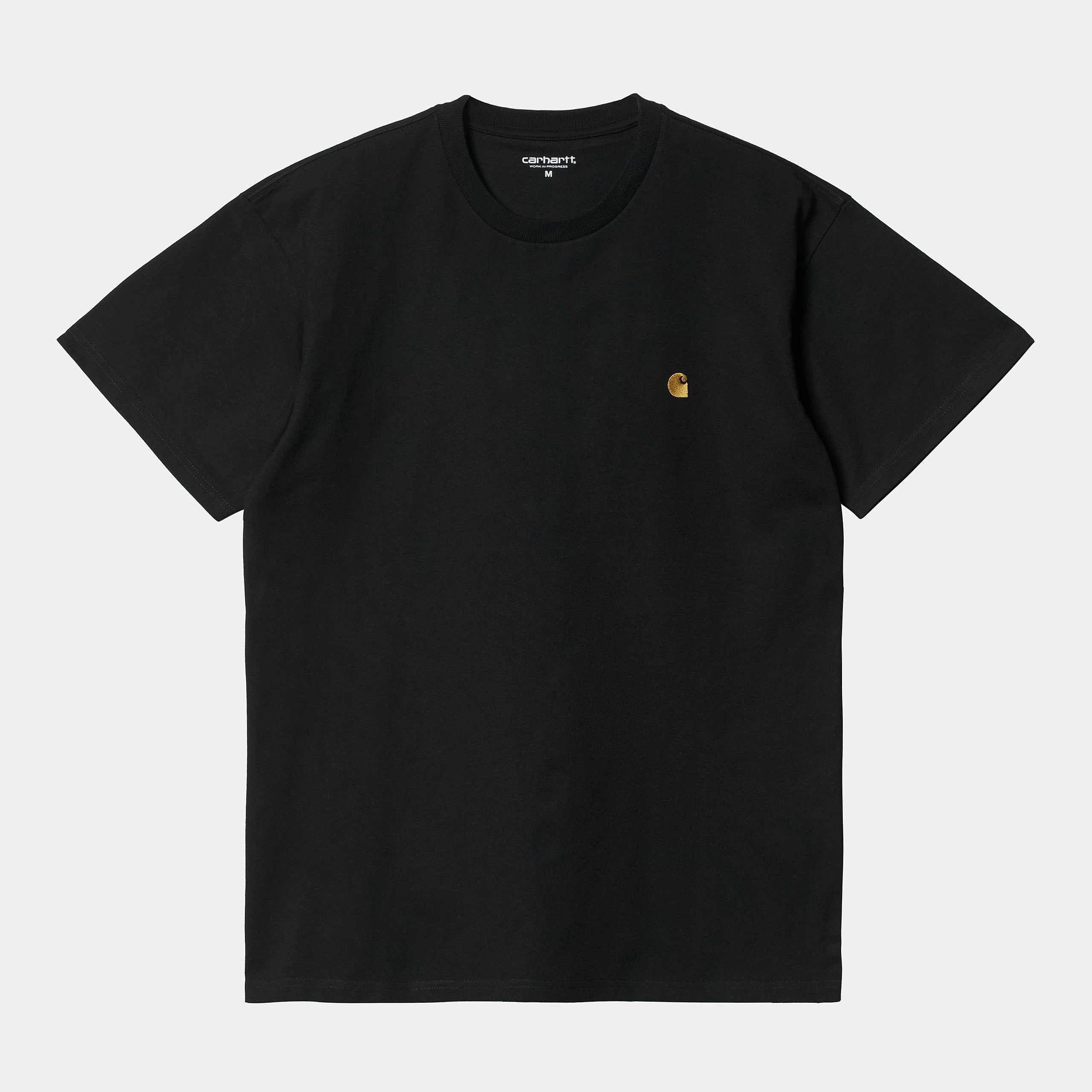 “Carhartt WIP S/S Chase T-Shirt – Black / Gold. Schwarzes Baumwoll-T-Shirt mit kurzem Arm, geripptem Rundhals und goldener Carhartt WIP Logo-Stickerei auf der Brust.“