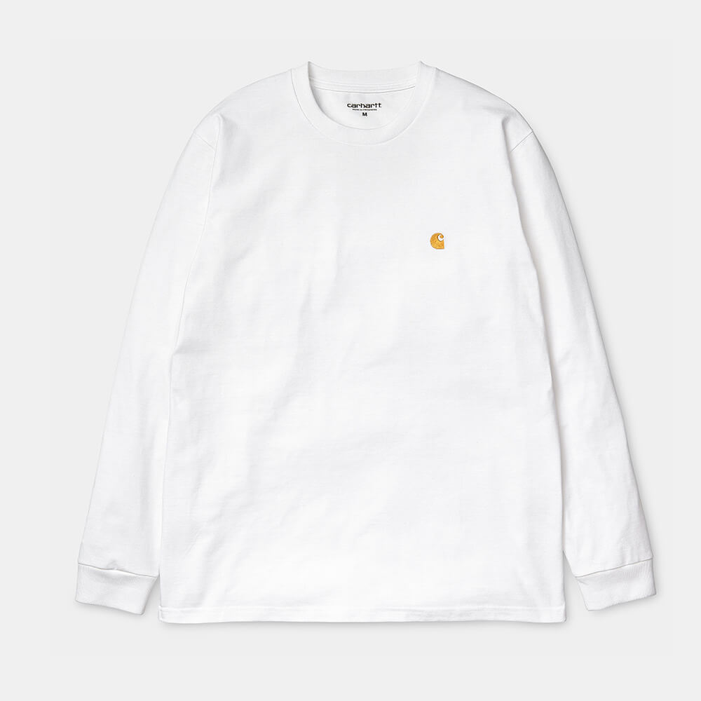 "Weißes Carhartt WIP Longsleeve Chase T-Shirt aus Baumwolle mit langen Ärmeln und goldenem Logo-Stick auf der Brust bei Stickabush Berlin."