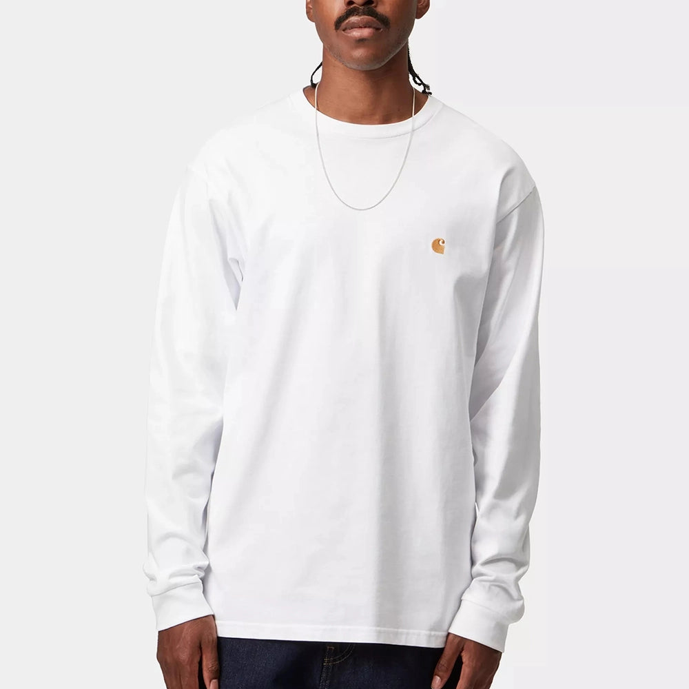 „Weißes Carhartt WIP L/S Chase T-Shirt in White / Gold (I026392) aus schwerem Baumwolljersey mit goldener Logo-Bestickung – Langarm-Klassiker erhältlich bei Stickabush Berlin.“
