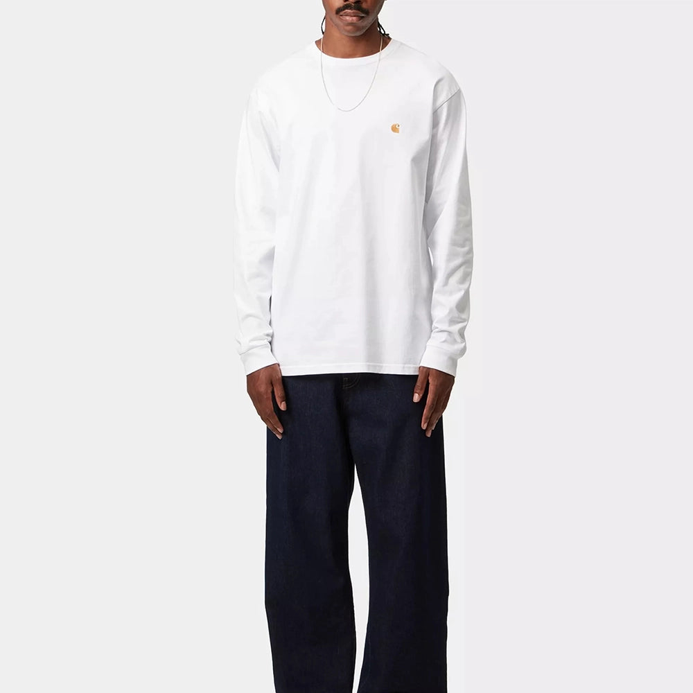 „Weißes Carhartt WIP L/S Chase T-Shirt in White / Gold (I026392) aus schwerem Baumwolljersey mit goldener Logo-Bestickung – Langarm-Klassiker erhältlich bei Stickabush Berlin.“
