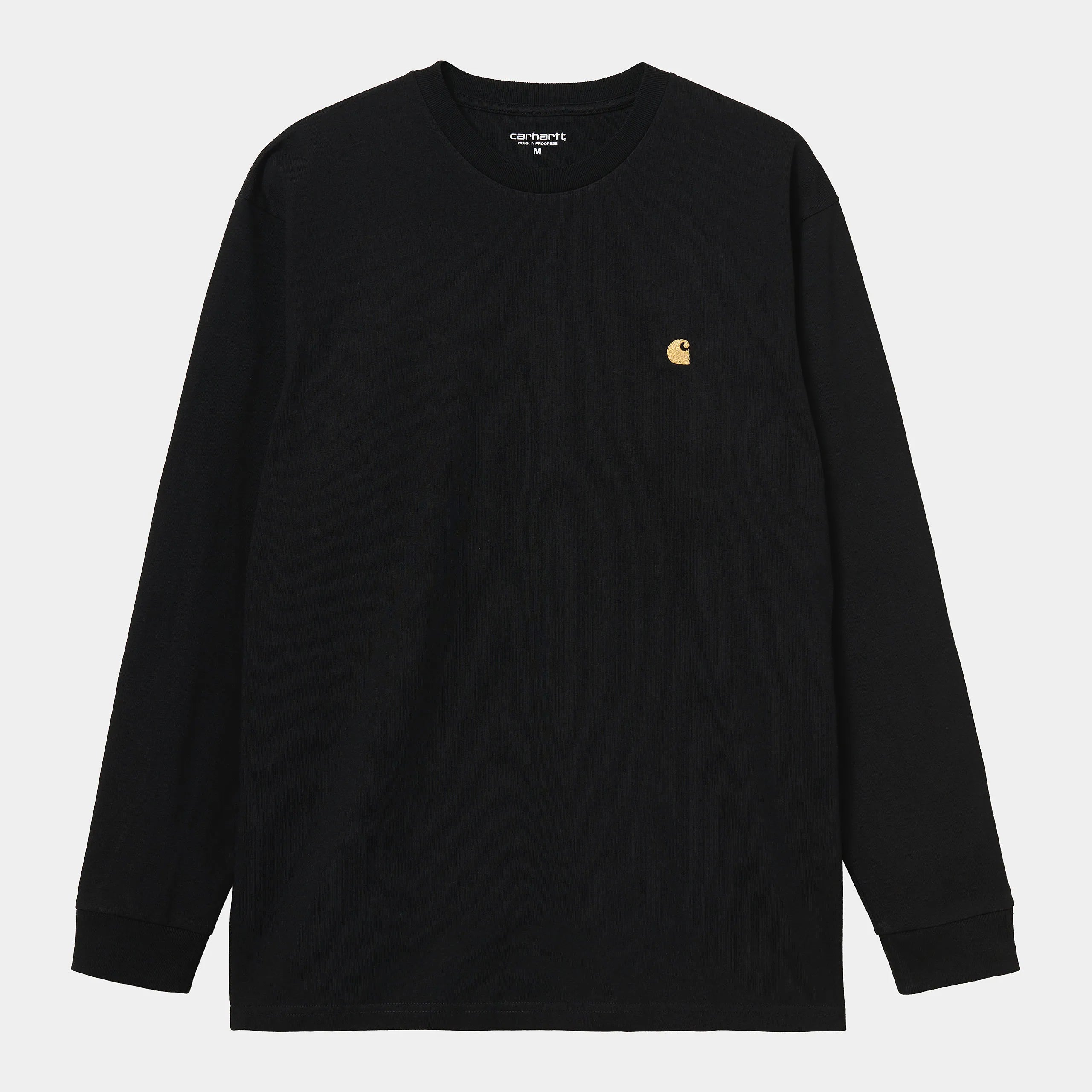 “Carhartt WIP L/S Chase T-Shirt – Black / Gold. Schwarzes Langarmshirt aus Baumwoll-Jersey, mit Raglanärmeln und gesticktem Carhartt WIP Logo in Gold am Ärmel erhältlich bei Stickabush Berlin.“