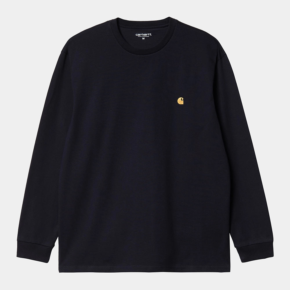"Carhartt WIP L/S Chase T-Shirt – Dark Navy / Gold. Dunkelblaues Langarmshirt aus Baumwoll-Jersey, mit Rundhals und gesticktem, goldenem Carhartt WIP Logo am Ärmel."