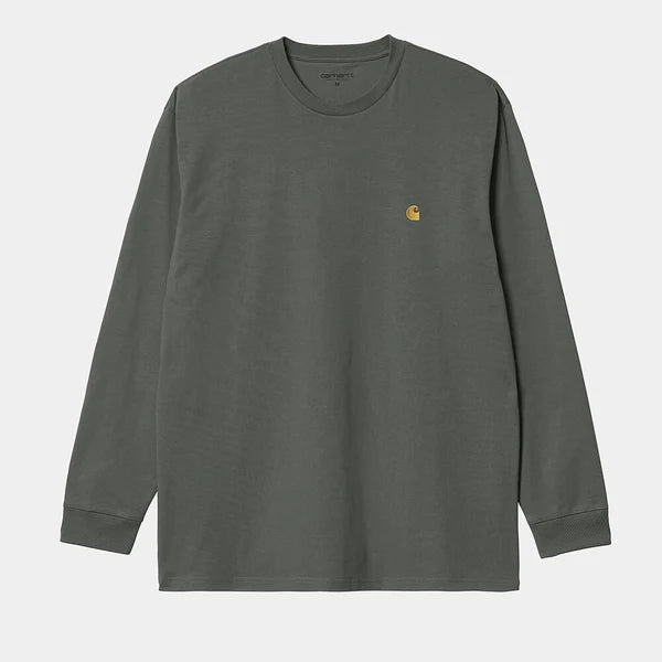 “Carhartt WIP L/S Chase T-Shirt – Thyme / Gold. Olivgrünes Langarmshirt aus Baumwoll-Jersey, mit Raglanärmeln und gesticktem Carhartt WIP Logo in Gold am Ärmel.“